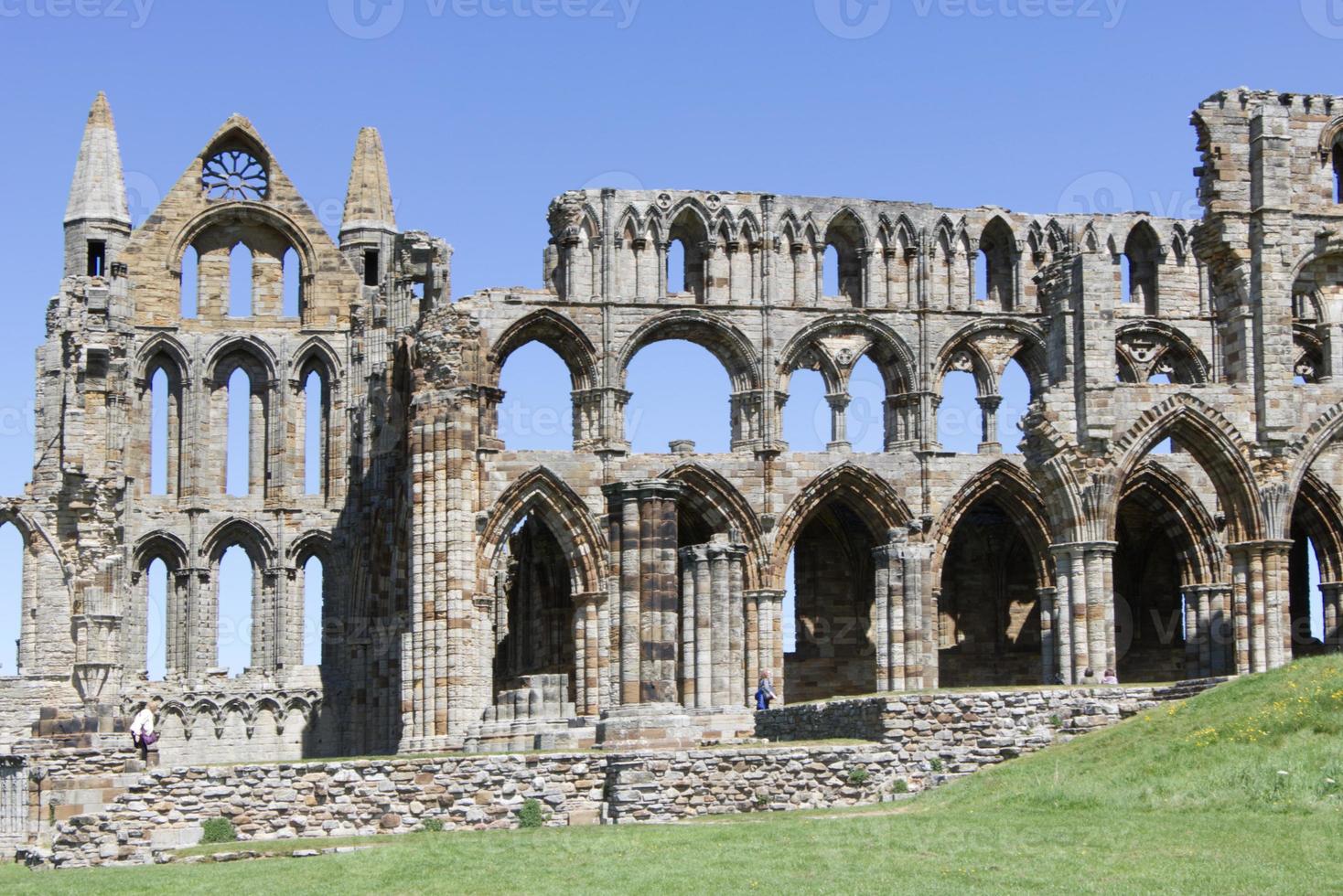 Arches des ruines de l'abbaye de Whitby dans le North Yorkshire photo