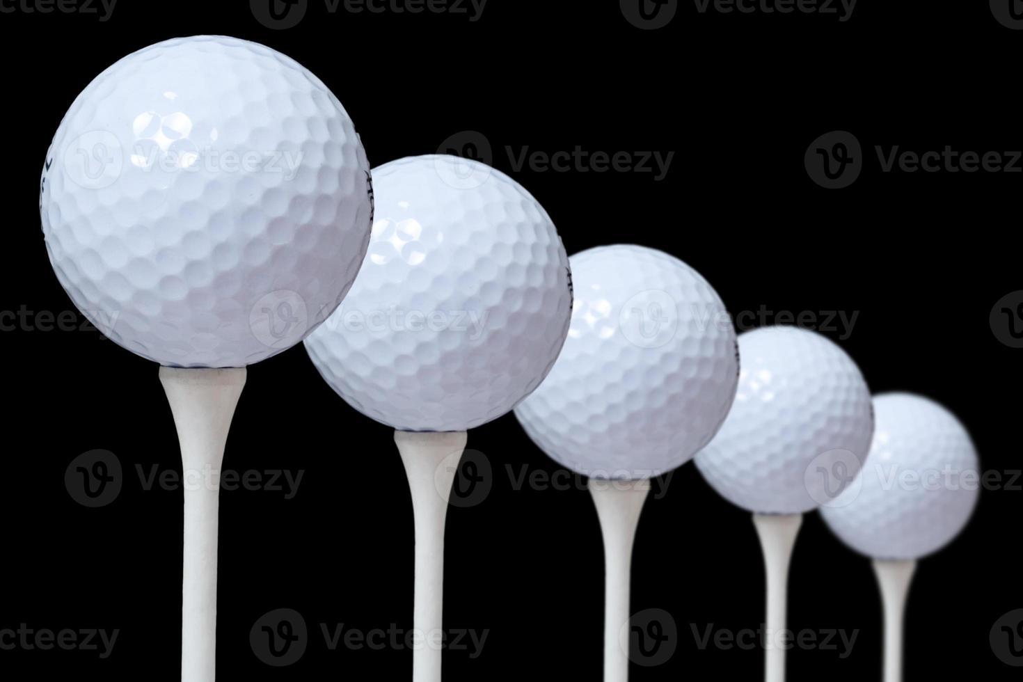 5 balles de golf sur fond noir photo