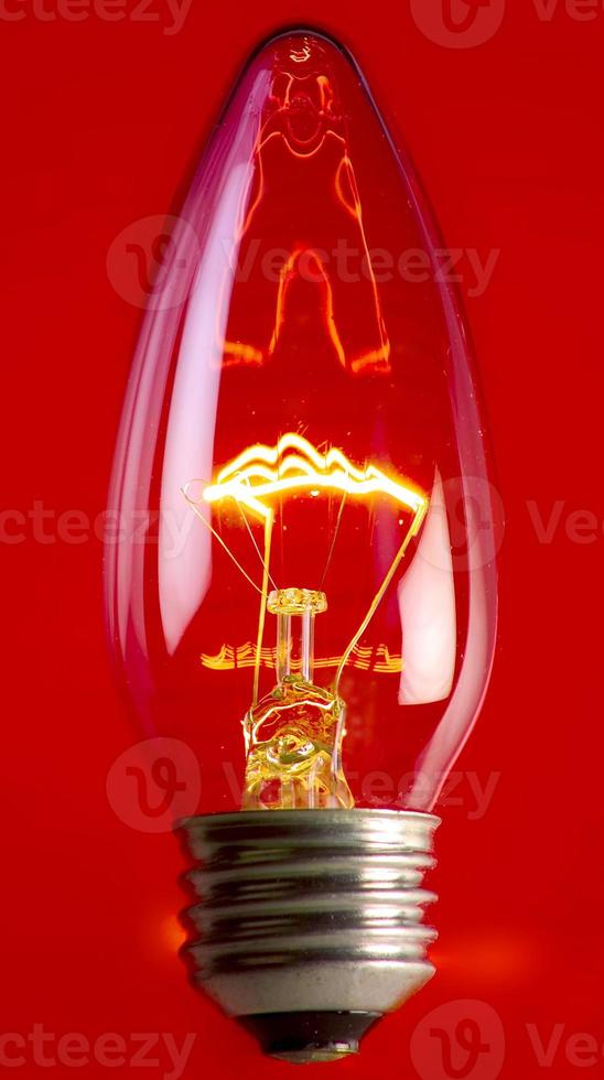 ampoule sur fond rouge photo