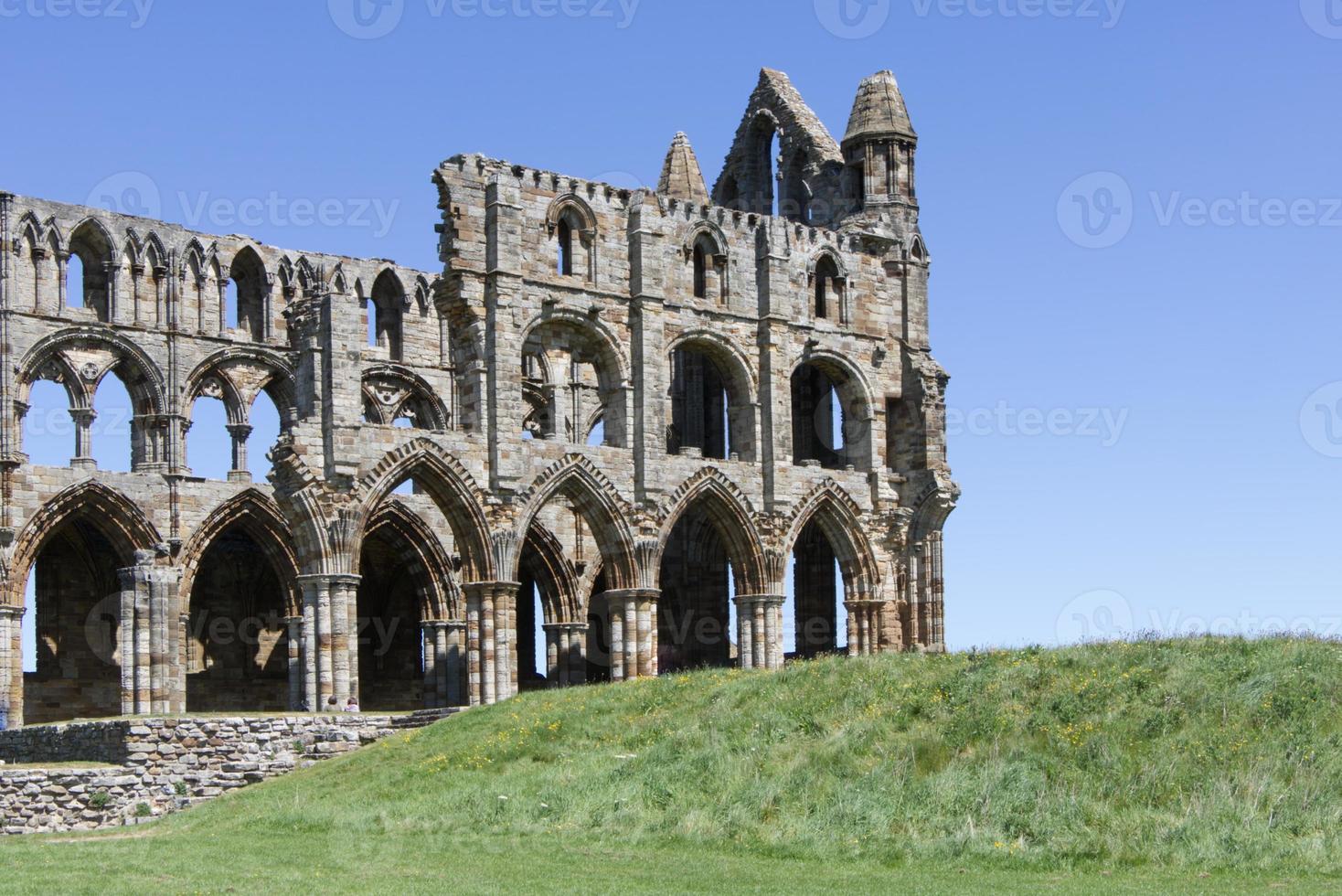 Arches des ruines de l'abbaye de Whitby dans le North Yorkshire uk photo