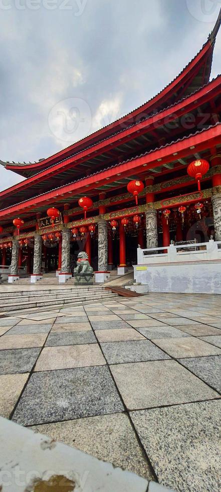 ceci est une photo du toit du temple sam poo kong à semarang.