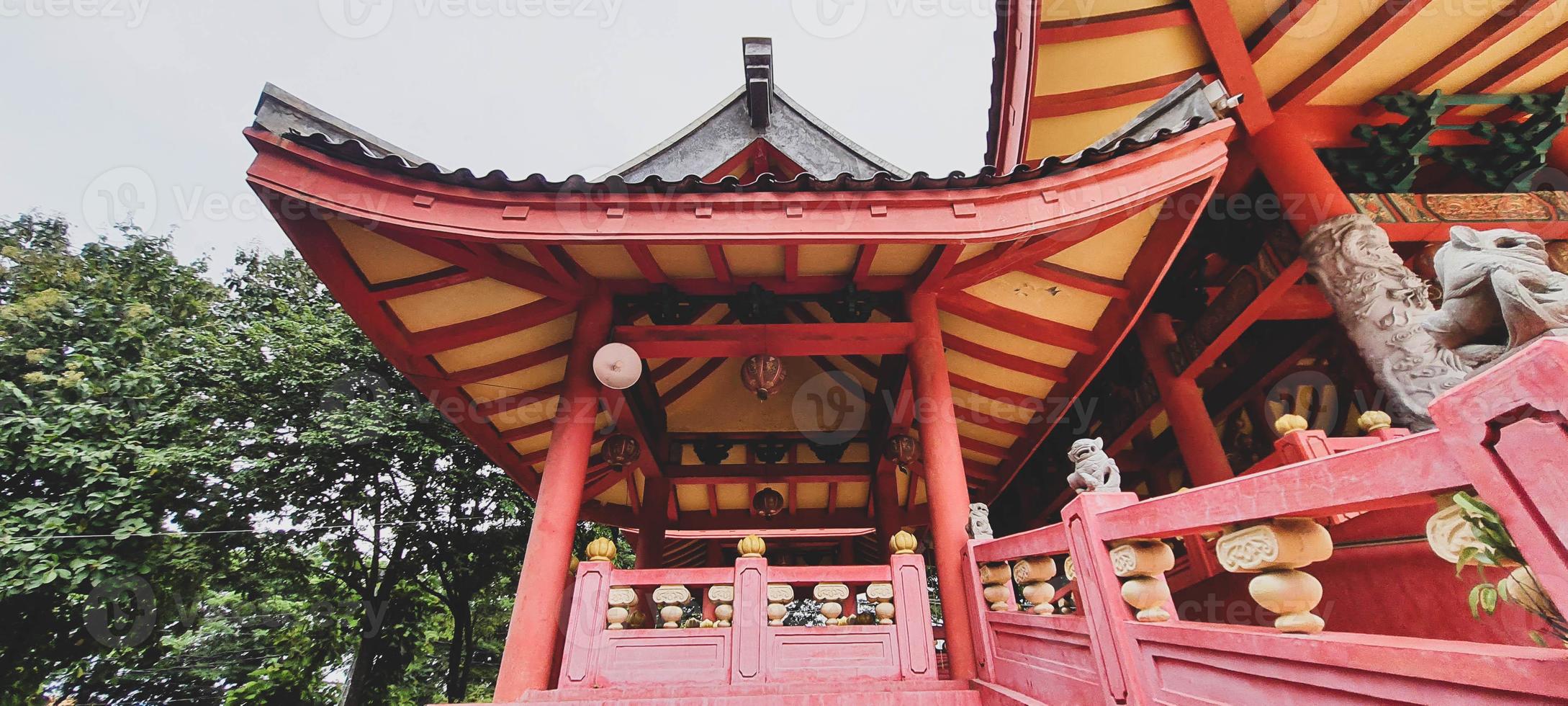 ceci est une photo du toit du temple sam poo kong à semarang.