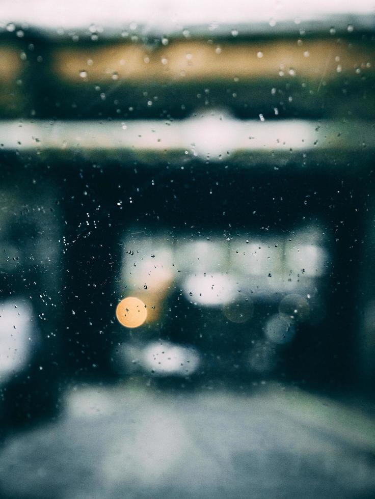 gouttes de pluie sur une fenêtre photo