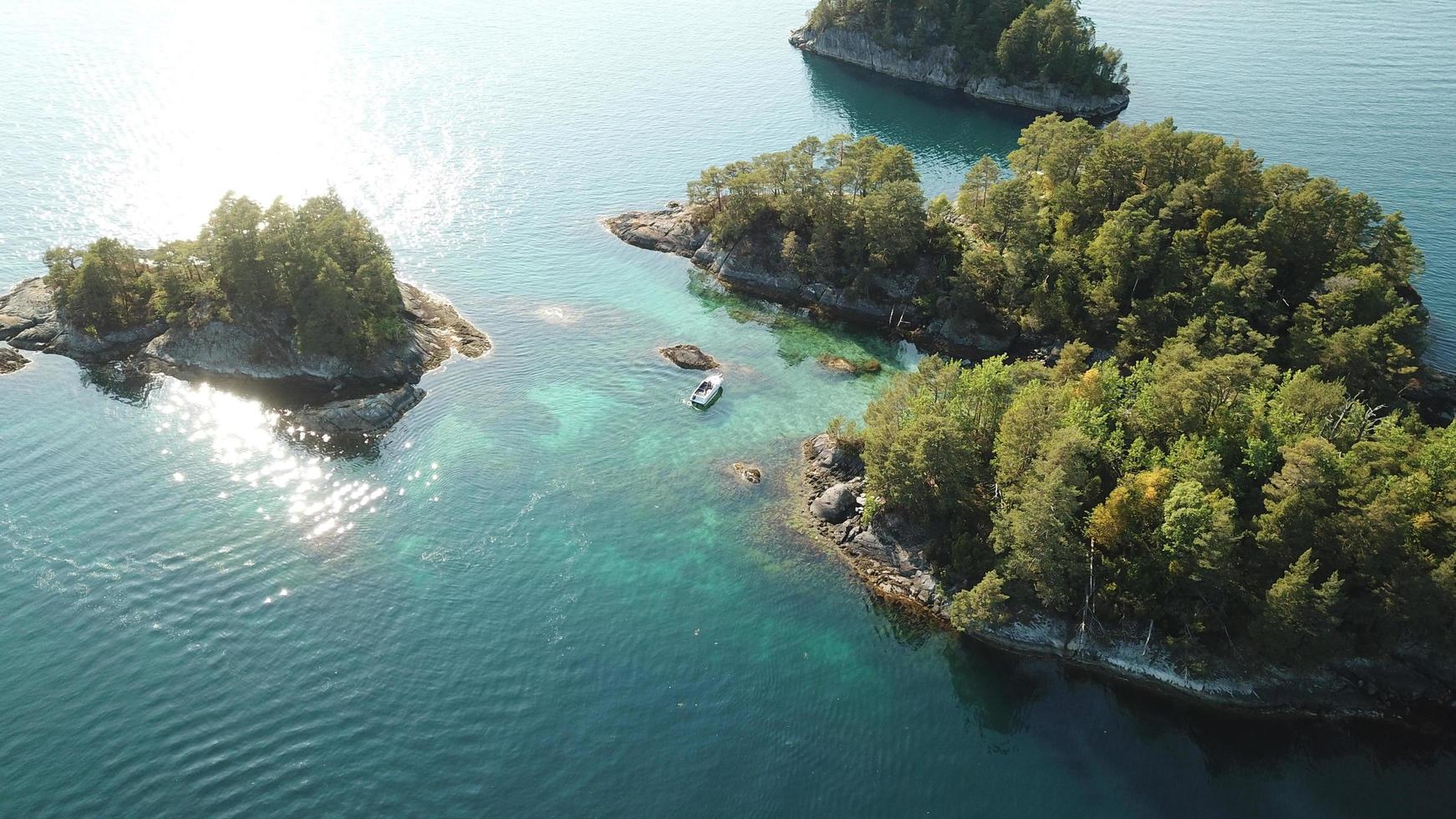 vue aérienne d'un bateau au milieu des îles photo