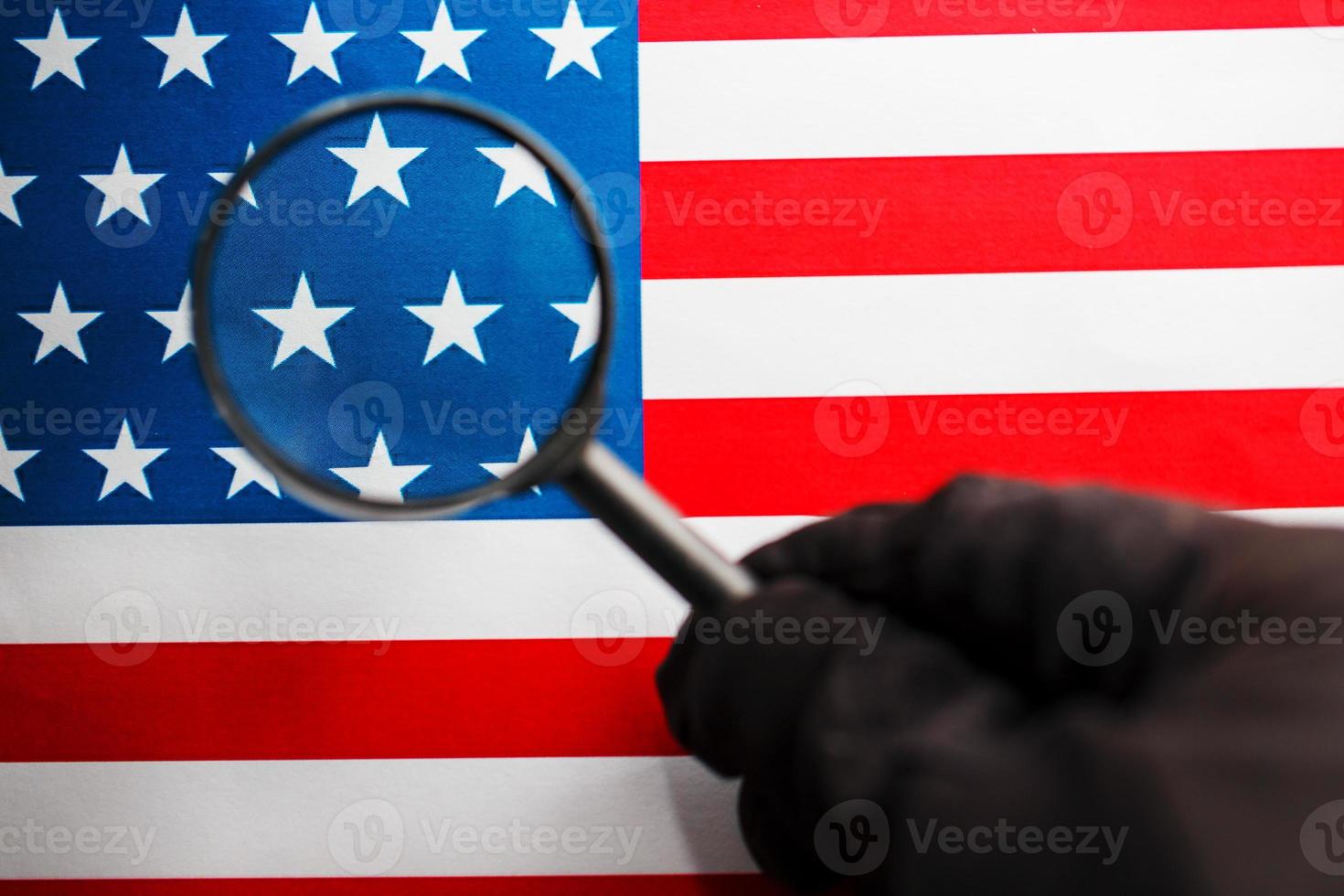 drapeau américain regardant à travers une loupe. étude de l'histoire et de la culture du pays des états-unis. le concept d'étudier la géographie, l'anglais et les coutumes photo