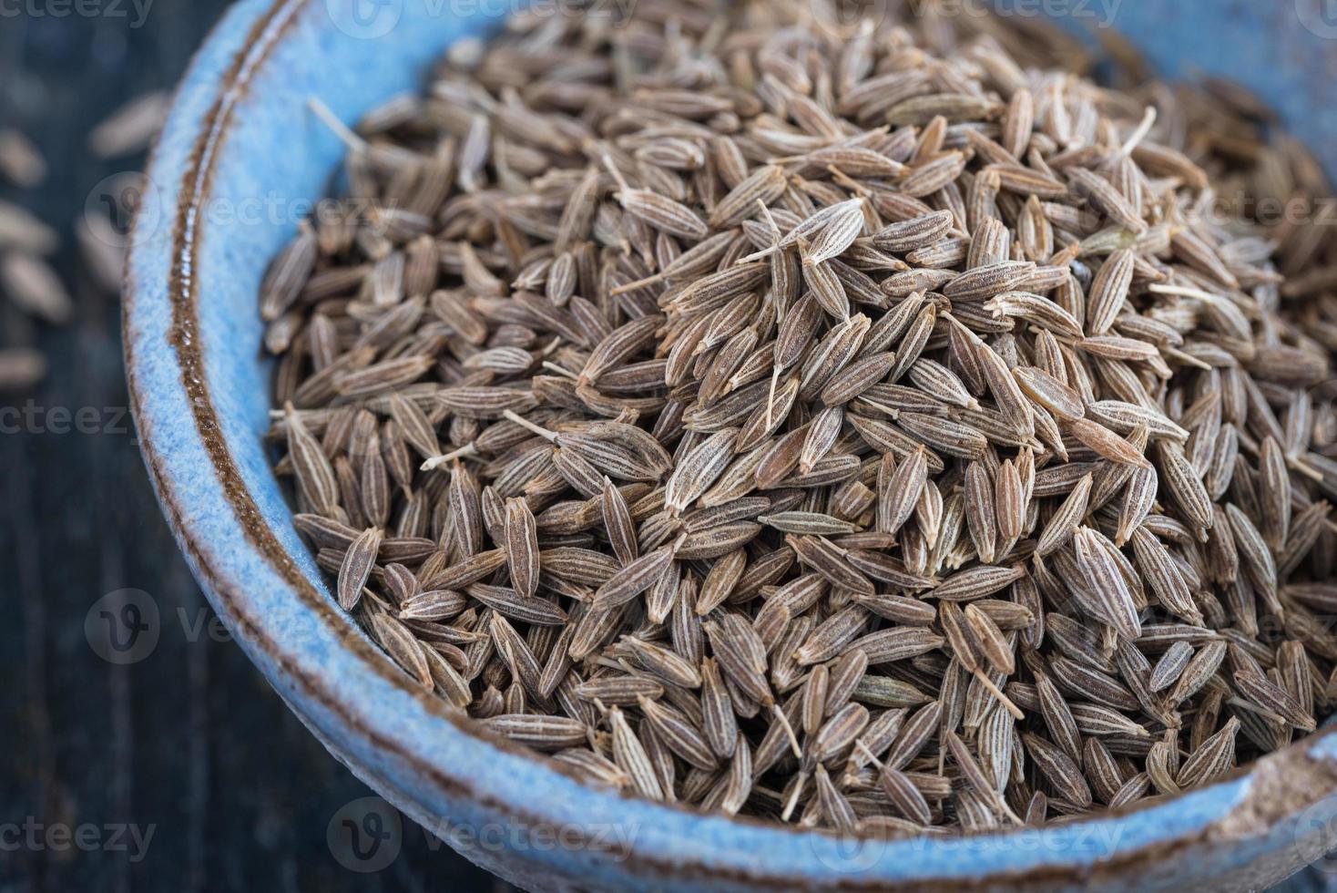 graines de cumin dans un bol photo