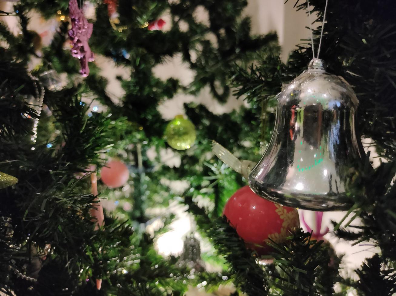 arbre de noël avec des décorations photo