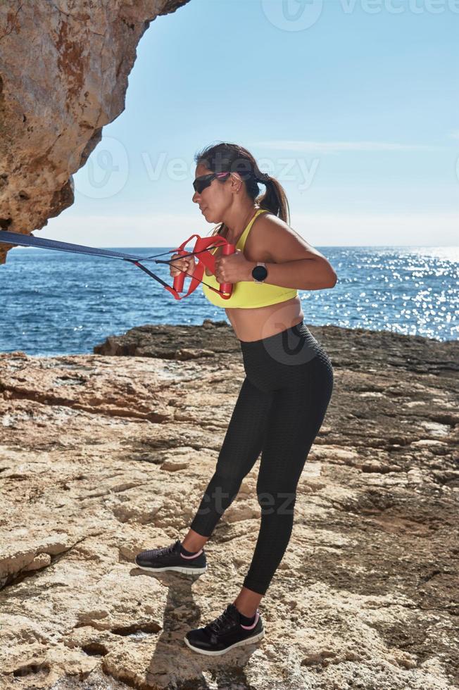 Fitness Femme Latine Dans Les Sports Ensemble Entraînement Avec élastique  Musculation Exercices De Gym Devant L'eau Image stock - Image du copie,  matériel: 219130473