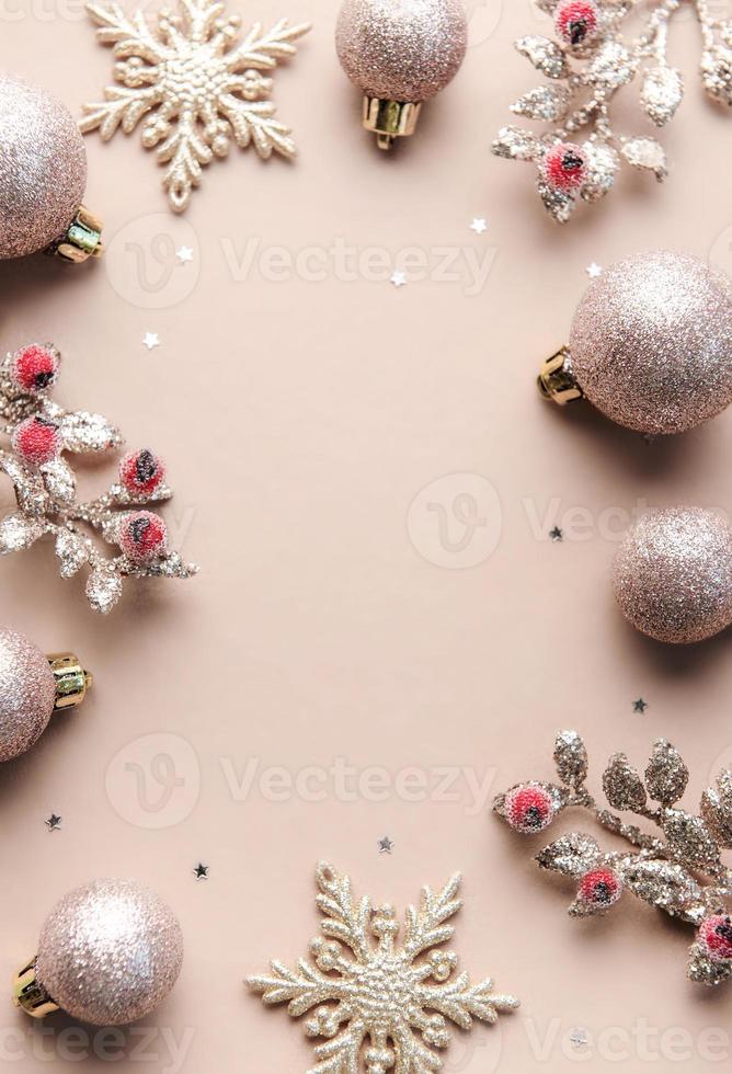 boules de noël et guirlande dorée sur fond beige pastel. photo