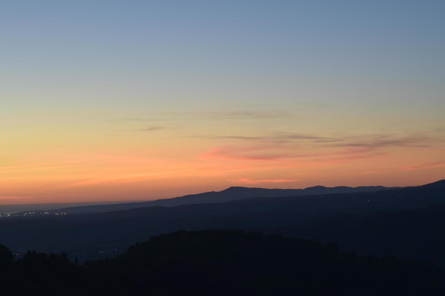 silhouette de montagnes pendant le coucher du soleil photo