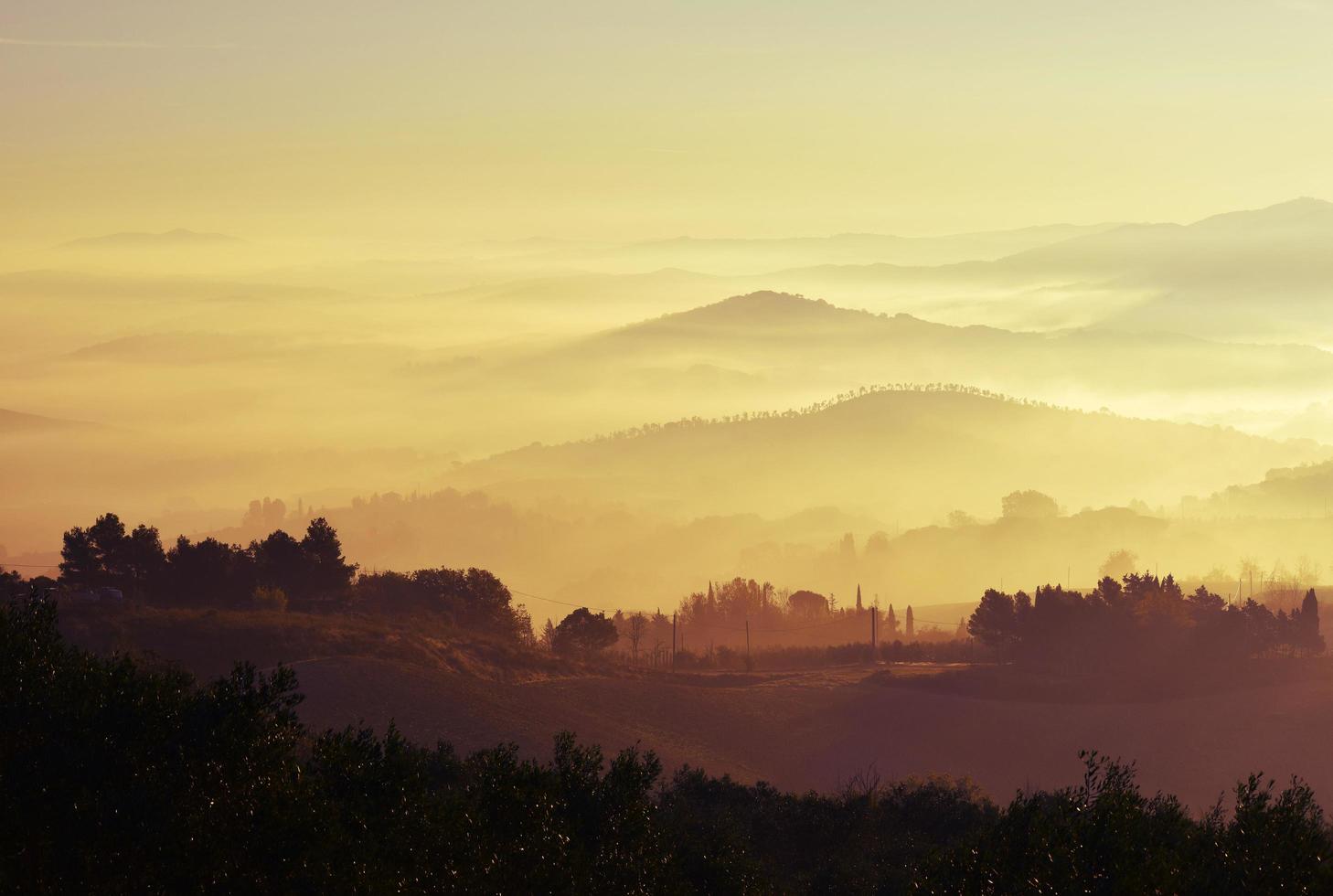 photo aérienne de montagnes couvertes de brume