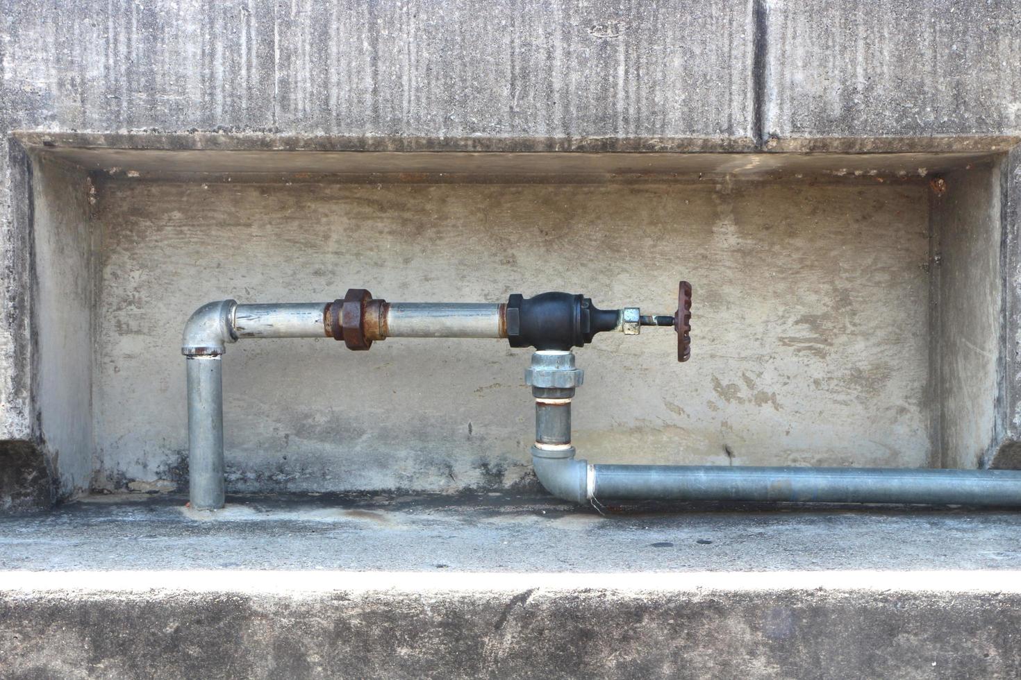 système de tuyaux en acier au carbone dans une boîte en béton. photo