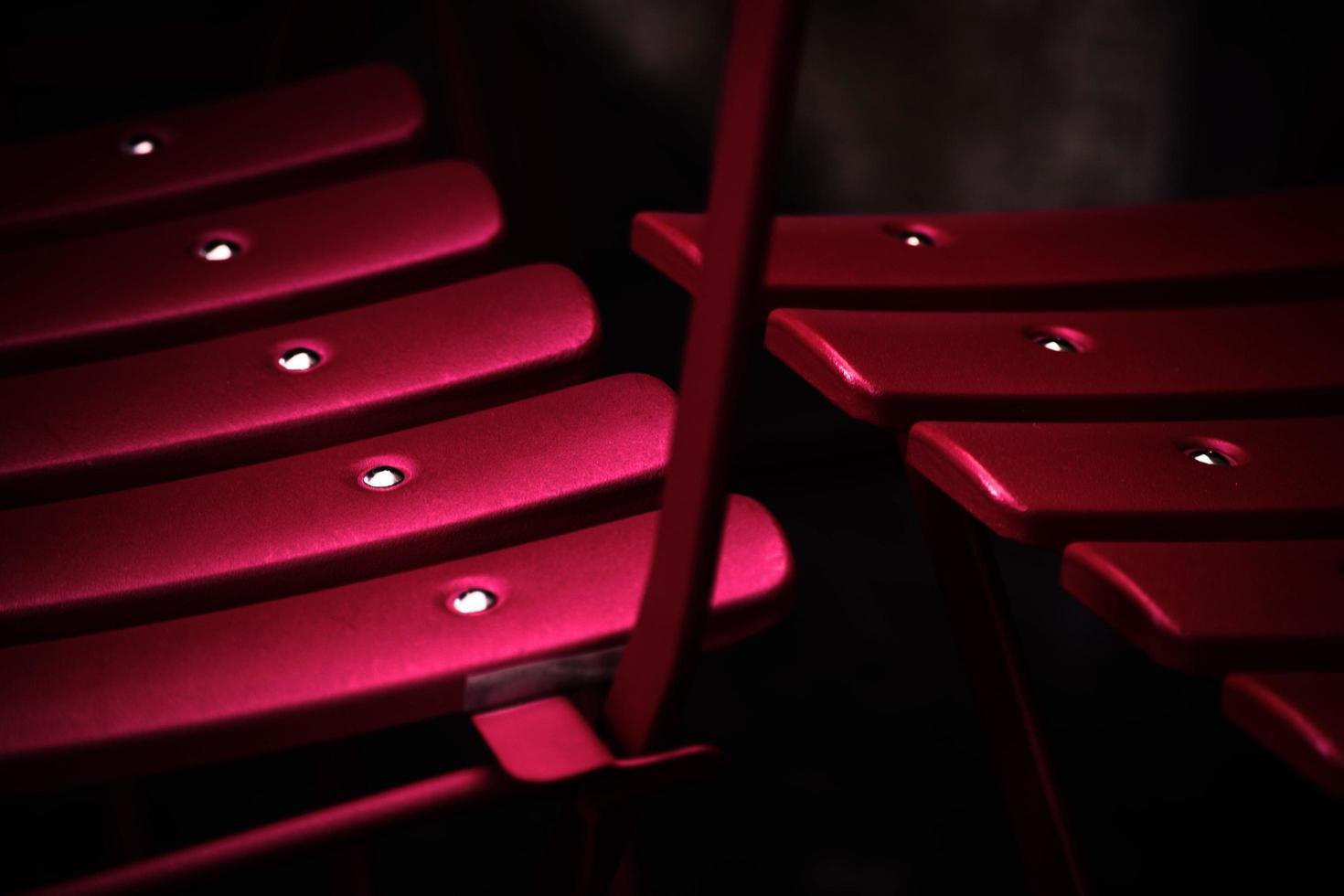 photographie peu profonde de chaises en métal rose photo