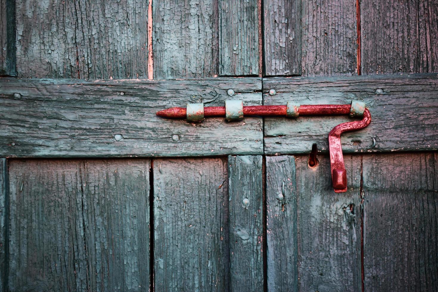 porte en bois avec un loquet rouillé photo