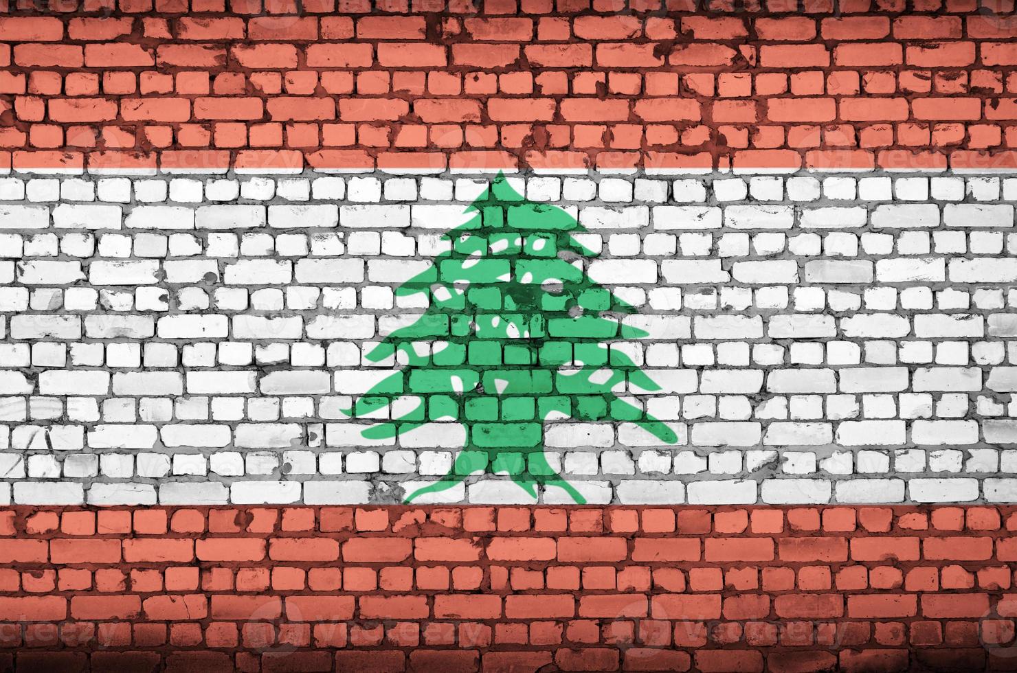 Le drapeau du Liban est peint sur un vieux mur de briques photo