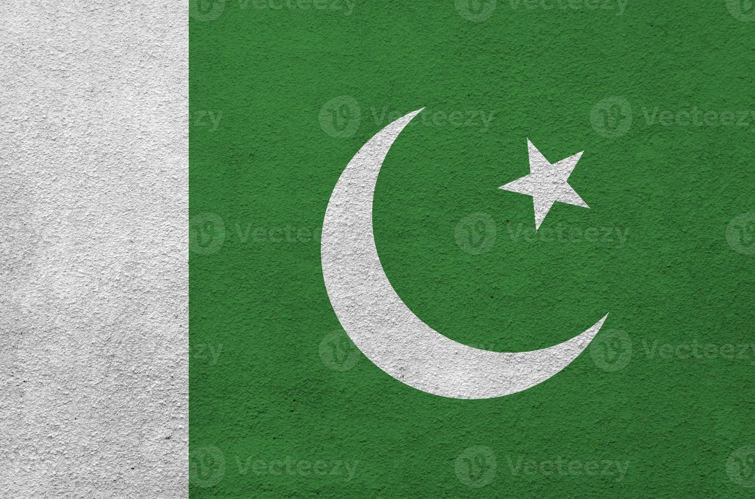 drapeau du pakistan représenté dans des couleurs de peinture vives sur un vieux mur de plâtrage en relief. bannière texturée sur fond rugueux photo