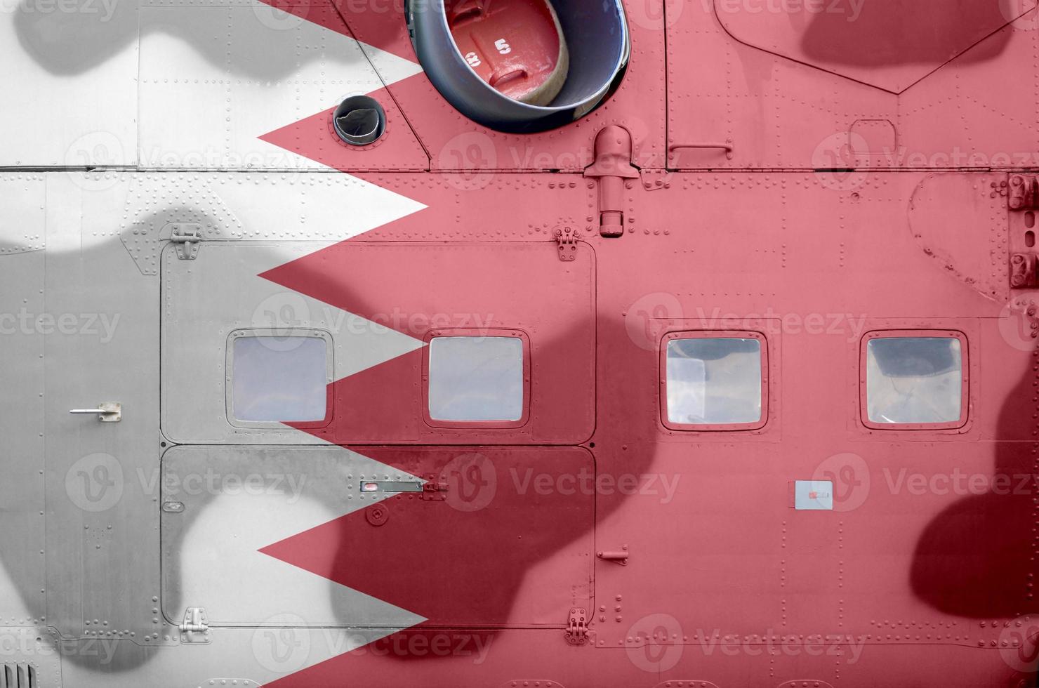drapeau de bahreïn représenté sur la partie latérale d'un gros plan d'hélicoptère blindé militaire. arrière-plan conceptuel des avions des forces armées photo