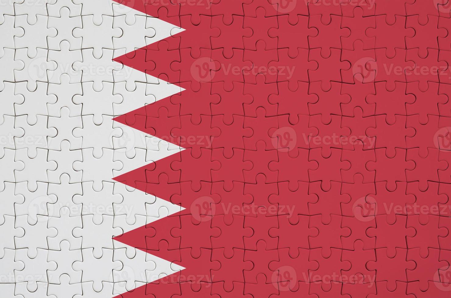 le drapeau de bahreïn est représenté sur un puzzle plié photo