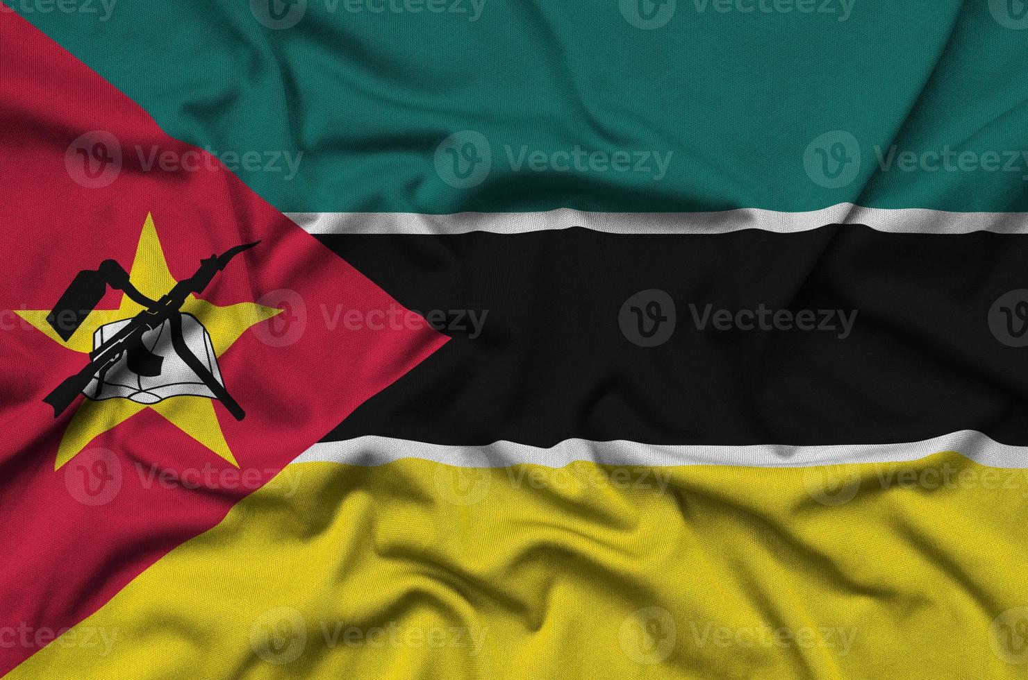 Le drapeau mozambicain est représenté sur un tissu de sport avec de nombreux plis. bannière de l'équipe sportive photo
