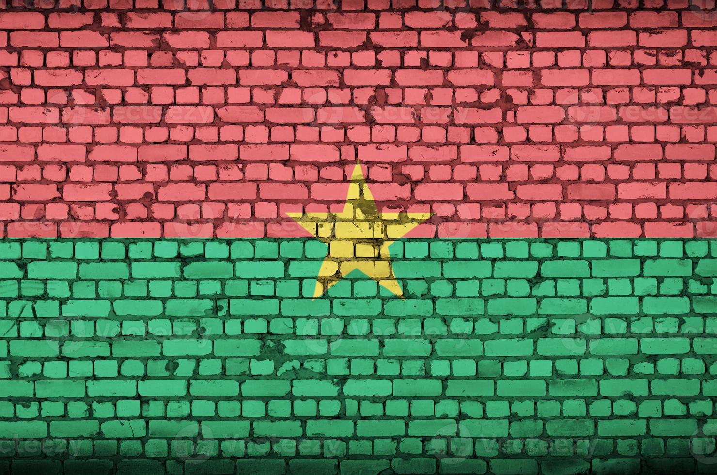 Le drapeau burkina faso est peint sur un vieux mur de briques photo