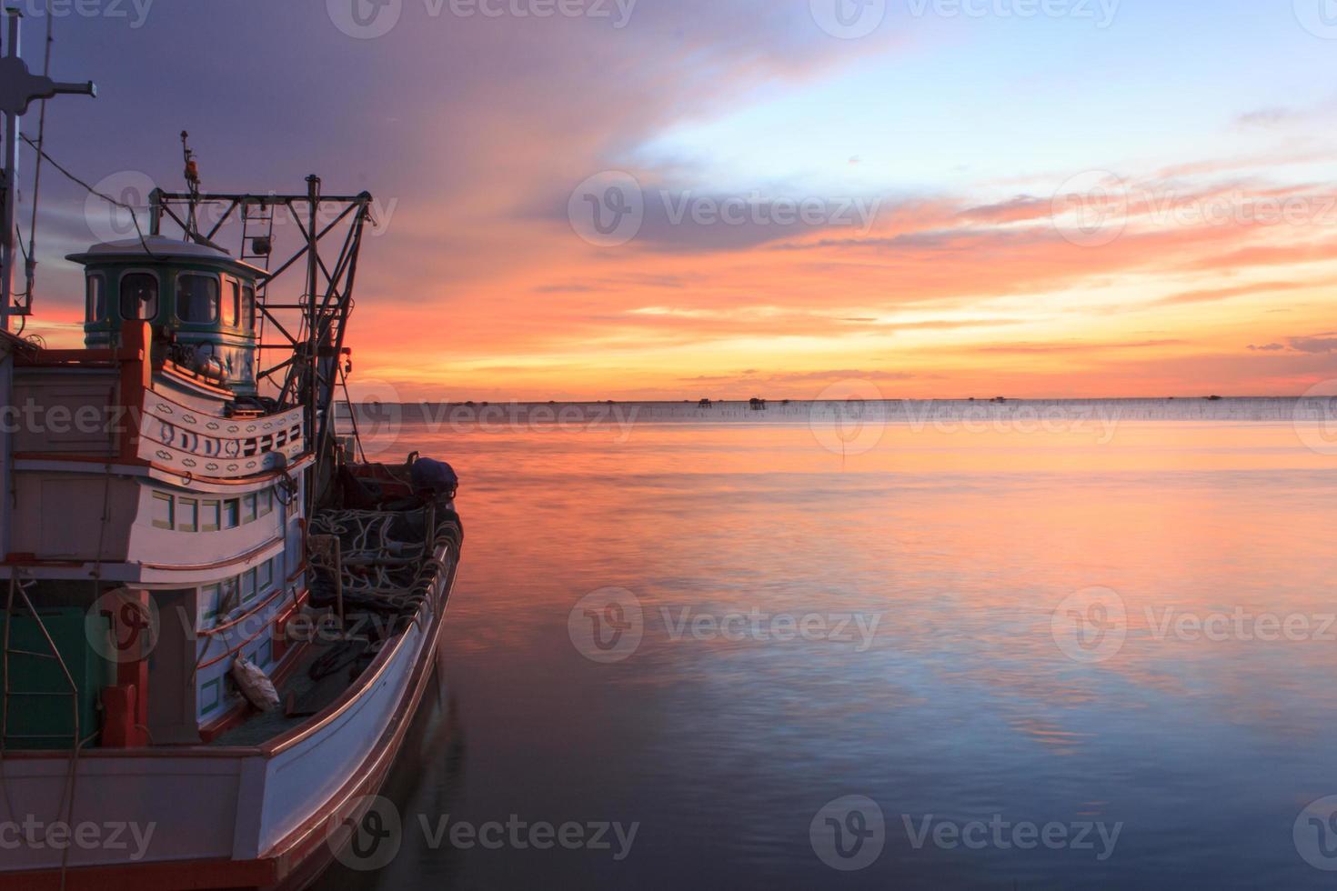 photo poster art Encadrée Imprimer-Hommes Pêche net depuis une barque au coucher du soleil