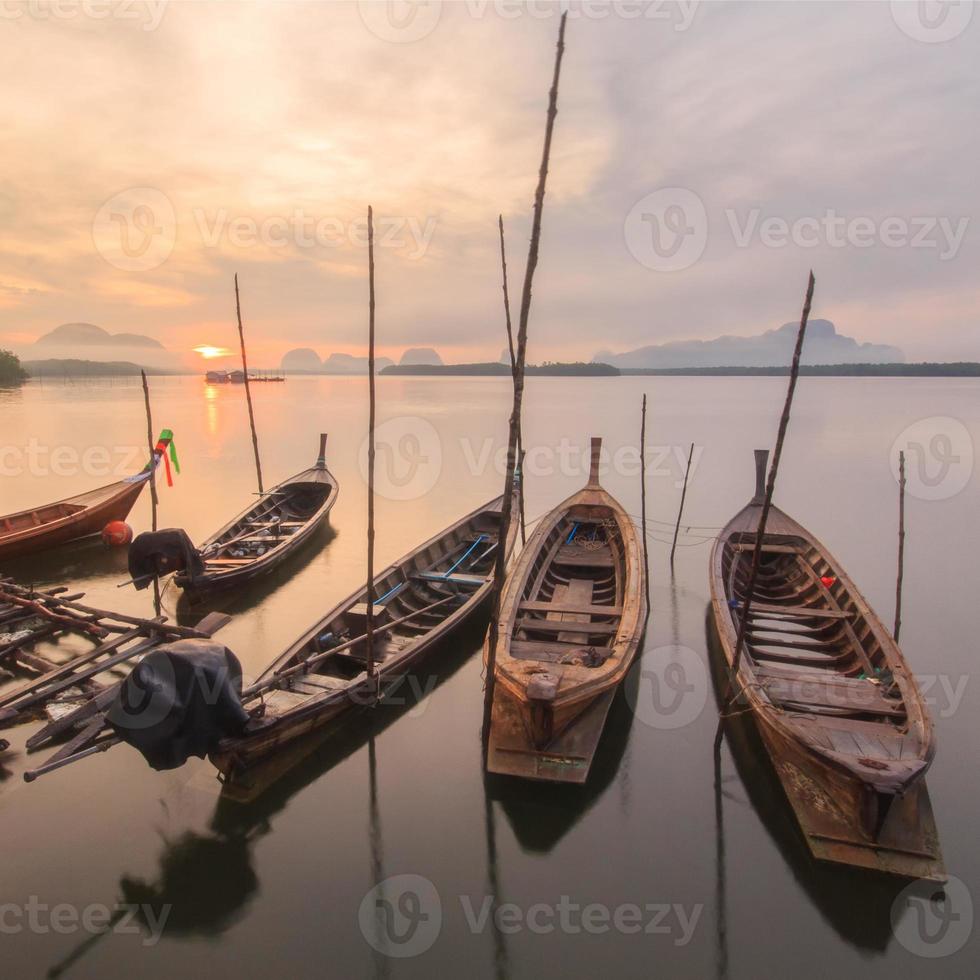 village de pêcheurs et lever du soleil à samchong-tai photo