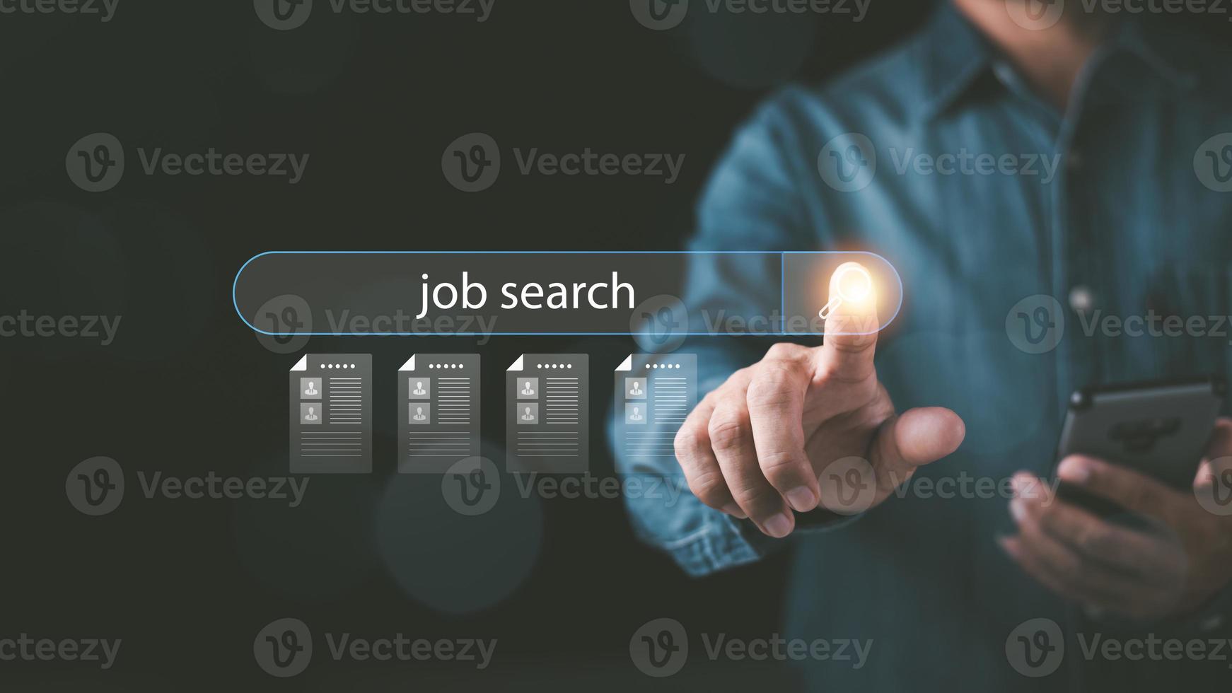 l'homme pointant vers l'icône affiche des informations sur la recherche d'emploi en ligne, des idées de recherche de carrière, le recrutement, la recherche de ressources humaines, les sites Web de formulaires et les demandes d'emploi, la gestion de l'emploi des agences avec la technologie Internet photo