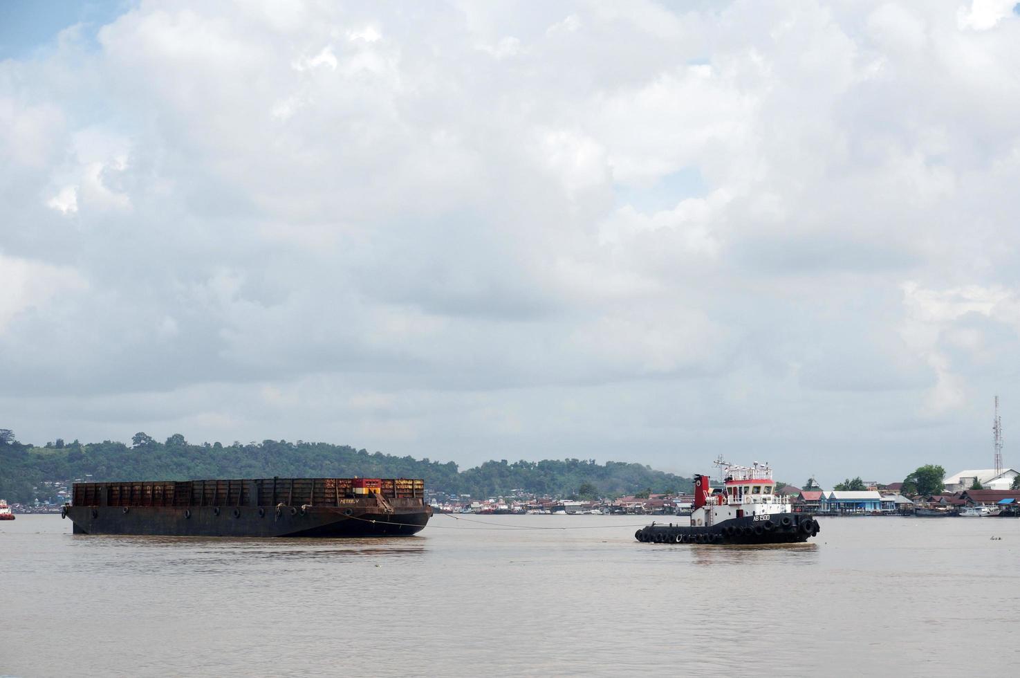 samarinda, kalimantan oriental, indonésie, 2020 - barges de transport de charbon soigneusement alignées dans la rivière mahakam avec photo de mise au point sélective