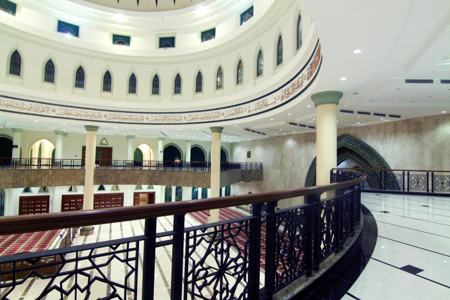 sangatta, bornéo oriental, indonésie, 2020 - architecture intérieure de la mosquée al faruq. l'une des plus grandes mosquées de l'est de Bornéo-Indonésie. photo