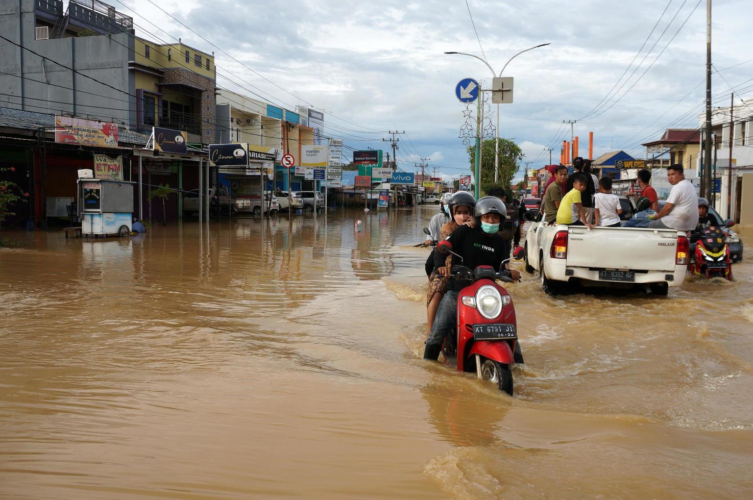 East Kutai, East Kalimantan, Indonésie, 2022 - les inondations ont frappé les maisons et les autoroutes en raison des fortes précipitations et de la marée haute de l'eau de mer. emplacement à sangatta, kutai oriental, indonésie. photo