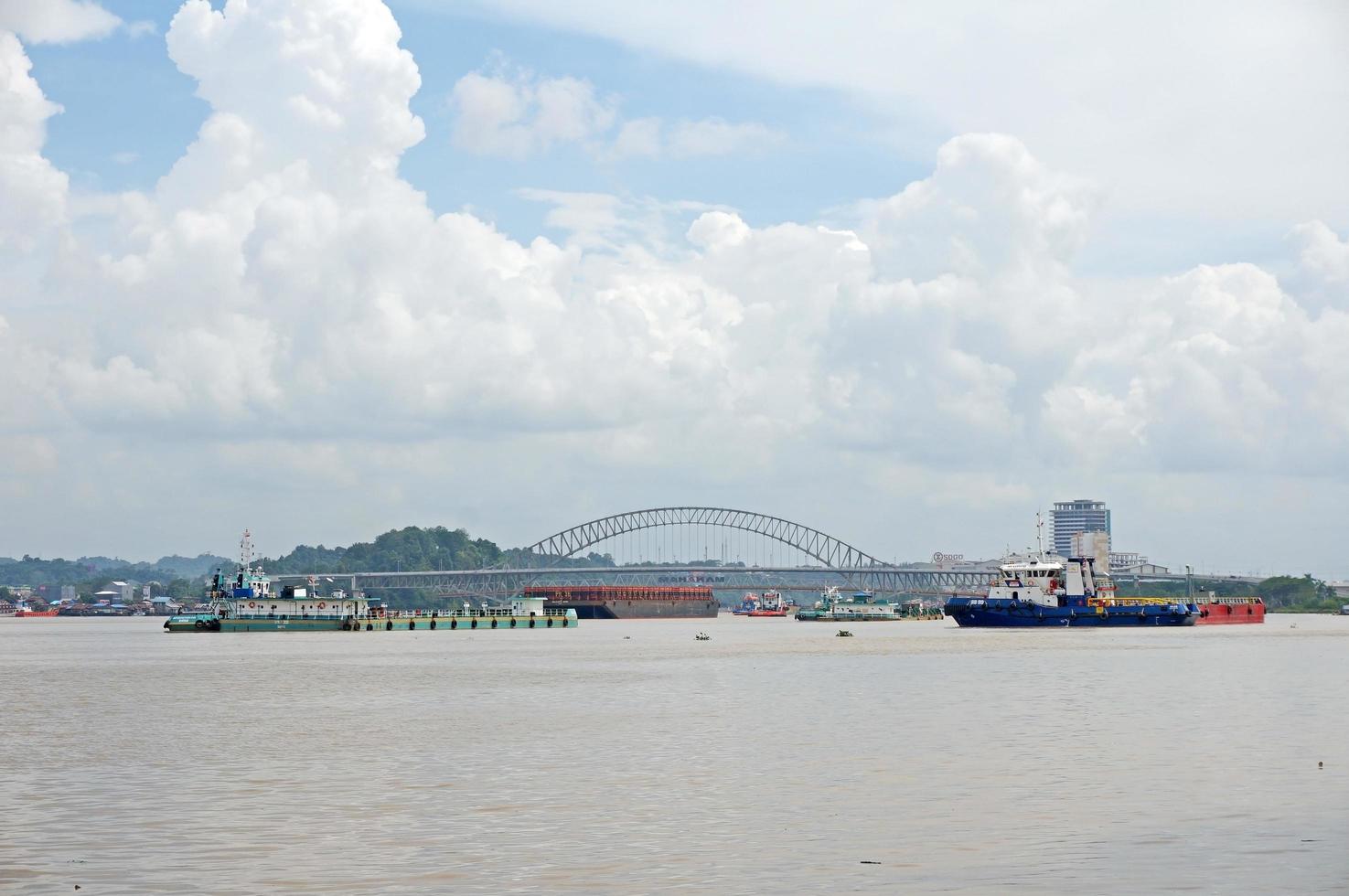 samarinda, kalimantan oriental, indonésie , 2022 - barges de transport de charbon soigneusement alignées dans la rivière mahakam avec photo de mise au point sélective