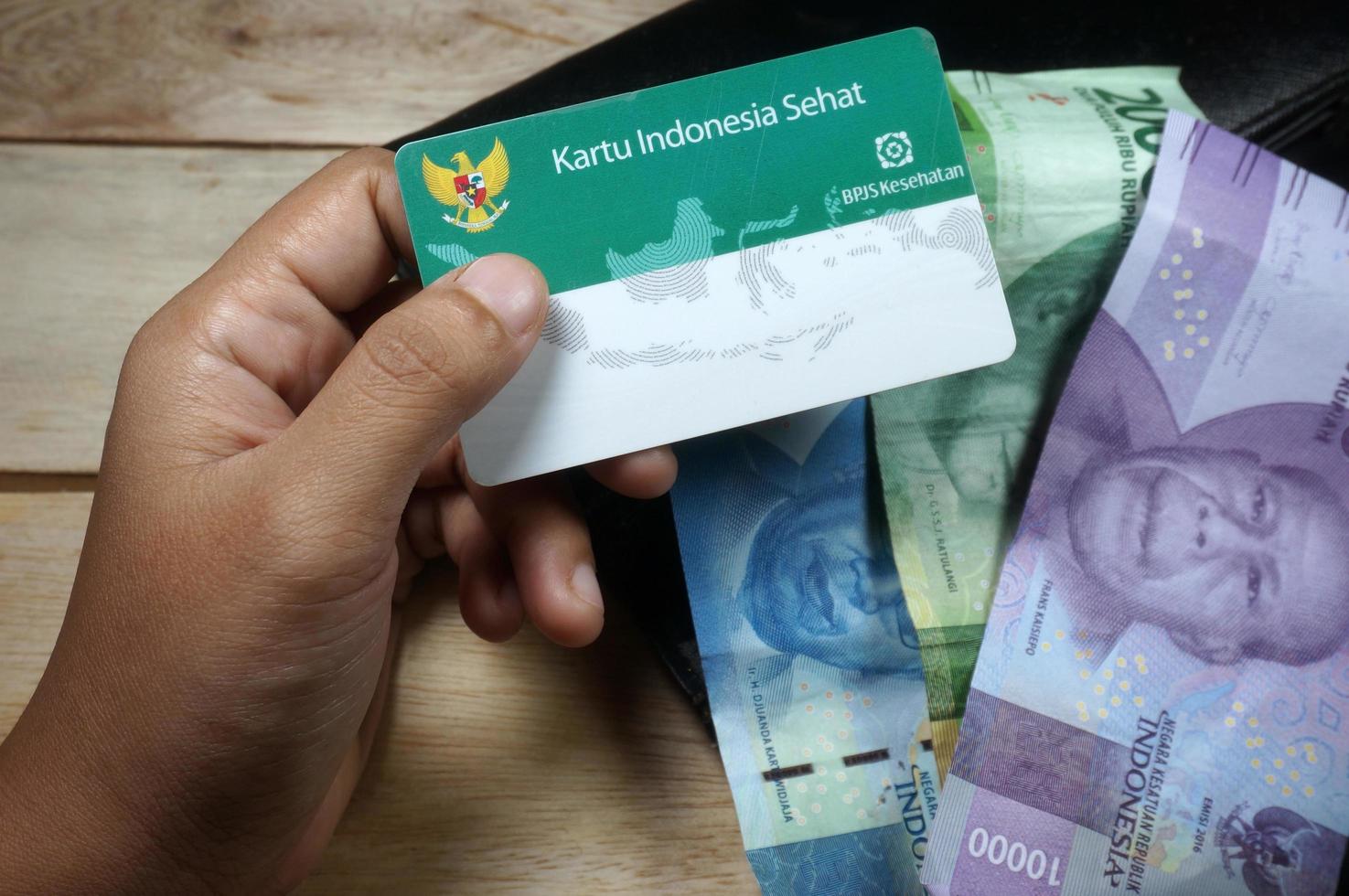 sangatta, kalimantan oriental, indonésie,13 mai 2020 - les cartes bpjs sont destinées aux participants à l'assurance appartenant au gouvernement de la république d'indonésie photo