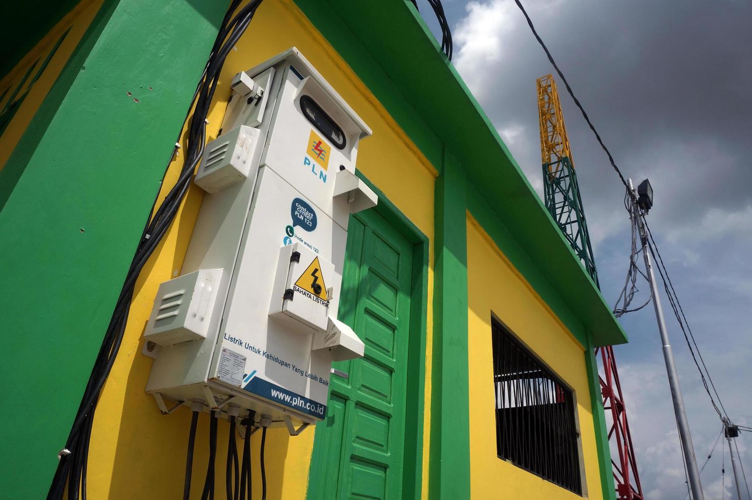 sangatta, kalimantan oriental, indonésie, 2020 - compteurs électriques, le compteur kwh appartient à l'entreprise publique d'électricité photo