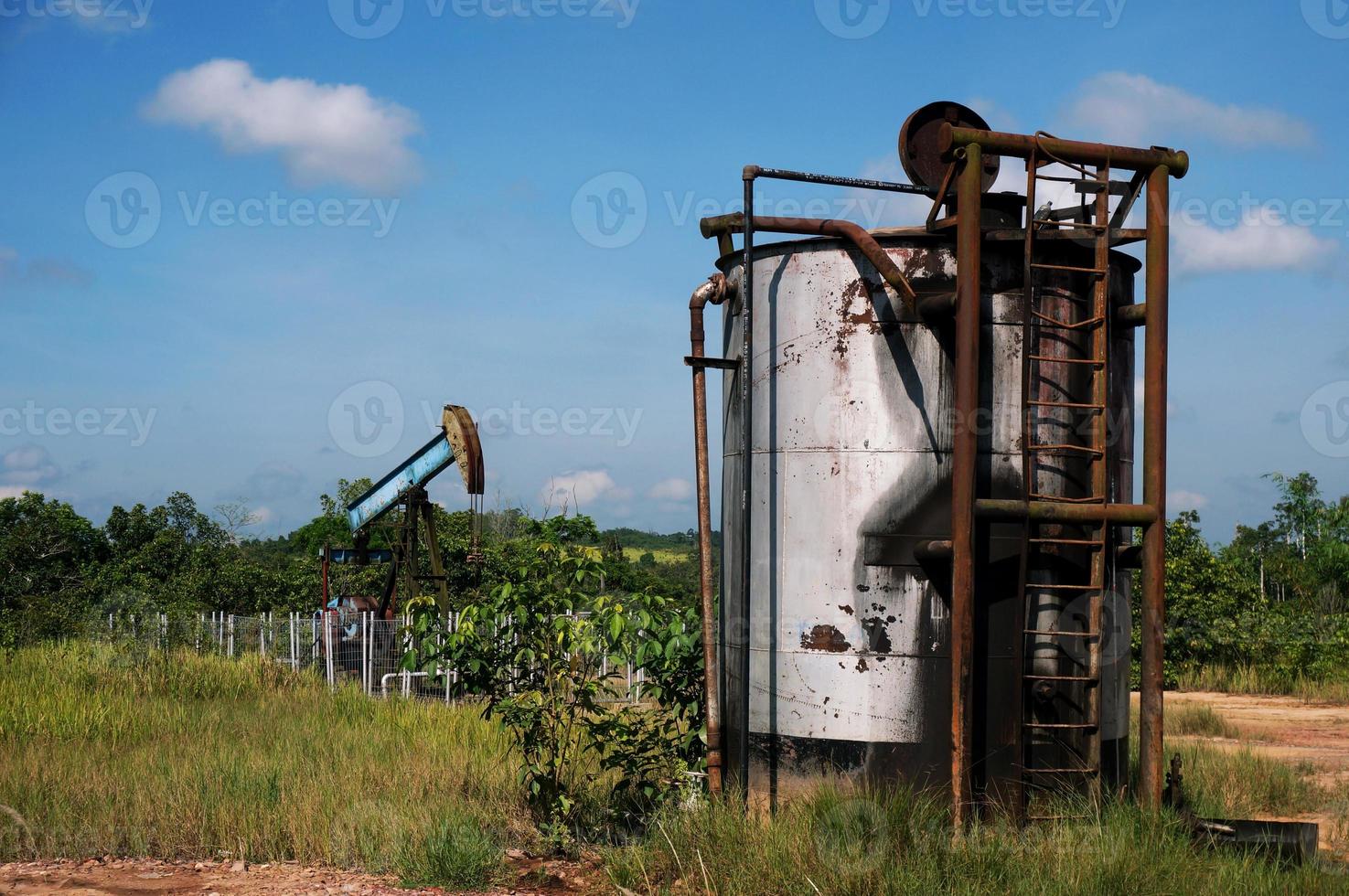 un vérin de pompage est l'entraînement aérien d'une pompe à piston alternatif dans un puits de pétrole. photo