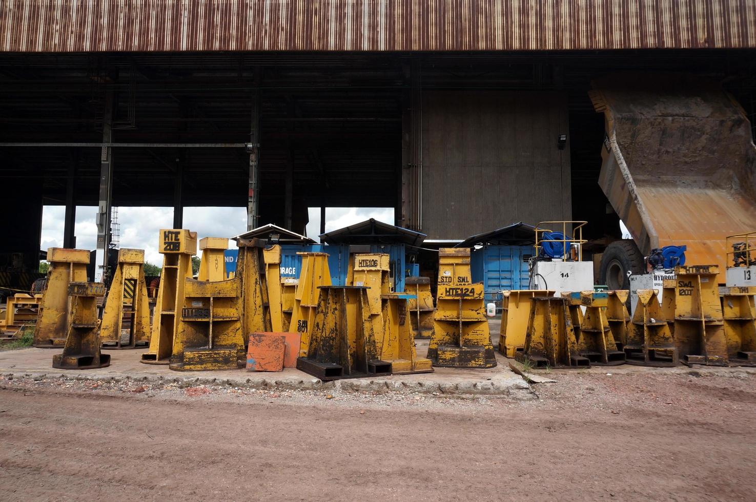 East Kutai, East Kalimantan, Indonésie, 2022 - support de cric pour changer les roues des camions à benne minière photo