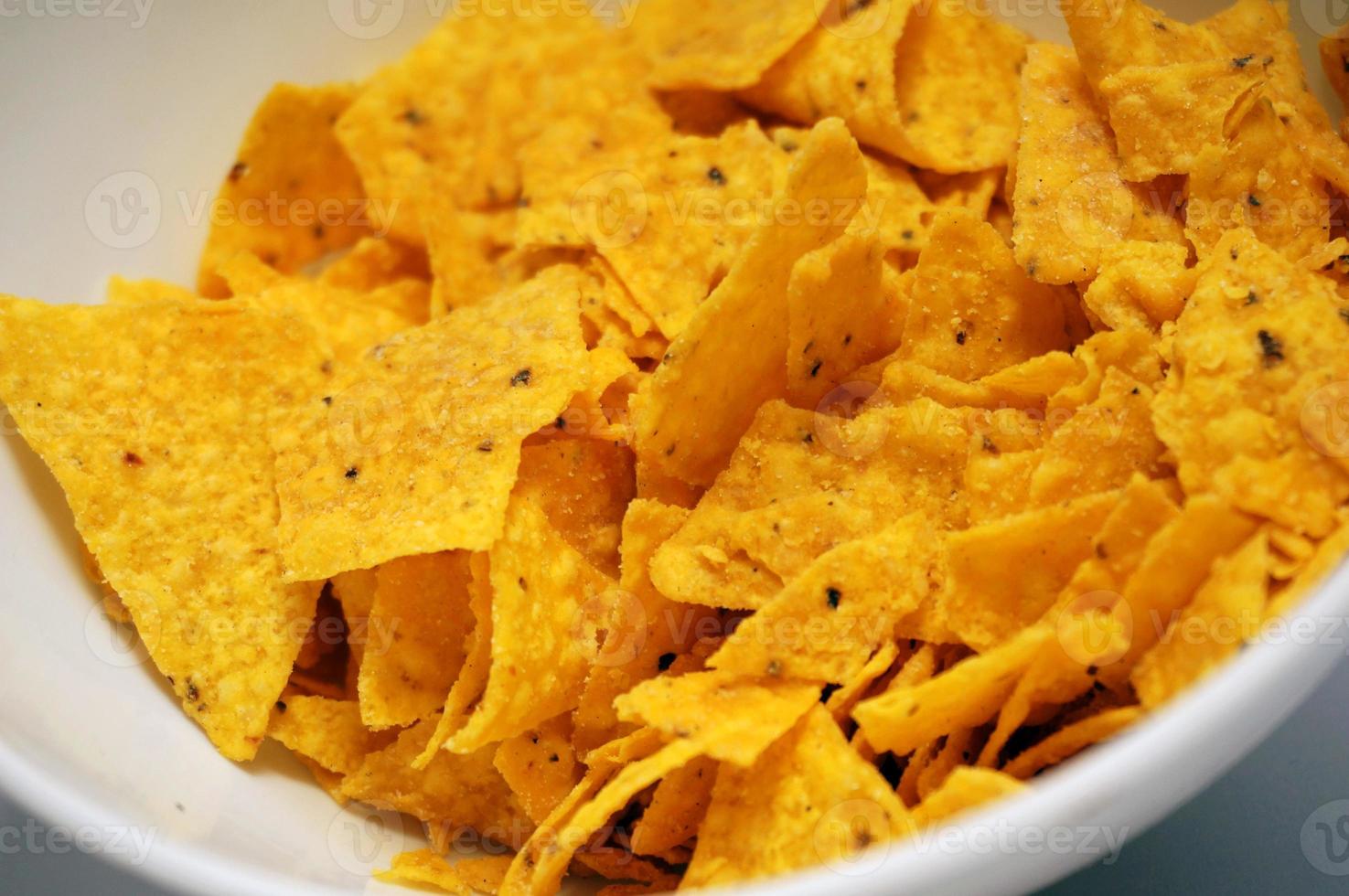 Les tortilla chips sont une sorte de chips ou chips à base de maïs. photo