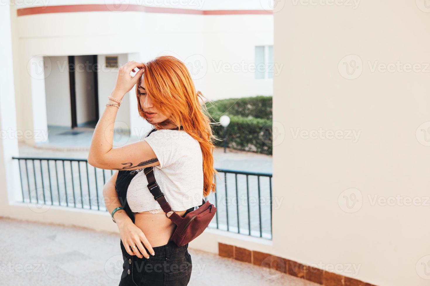 femme aux longs cheveux rouges debout à côté photo