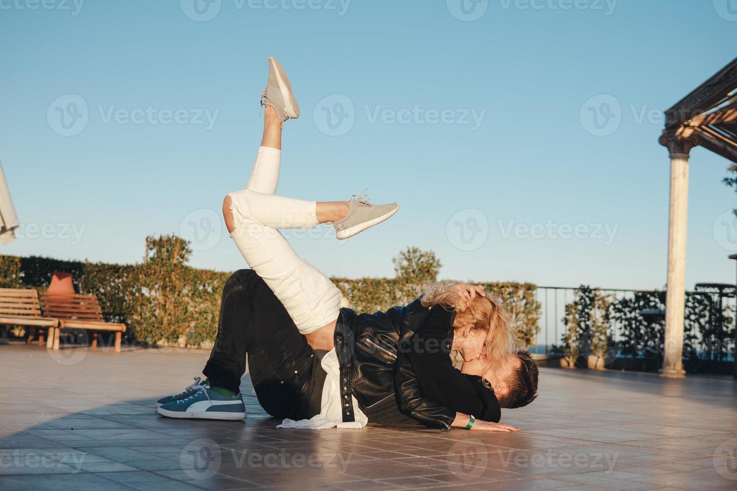 beau couple doux allongé, étreignant et embrassant photo