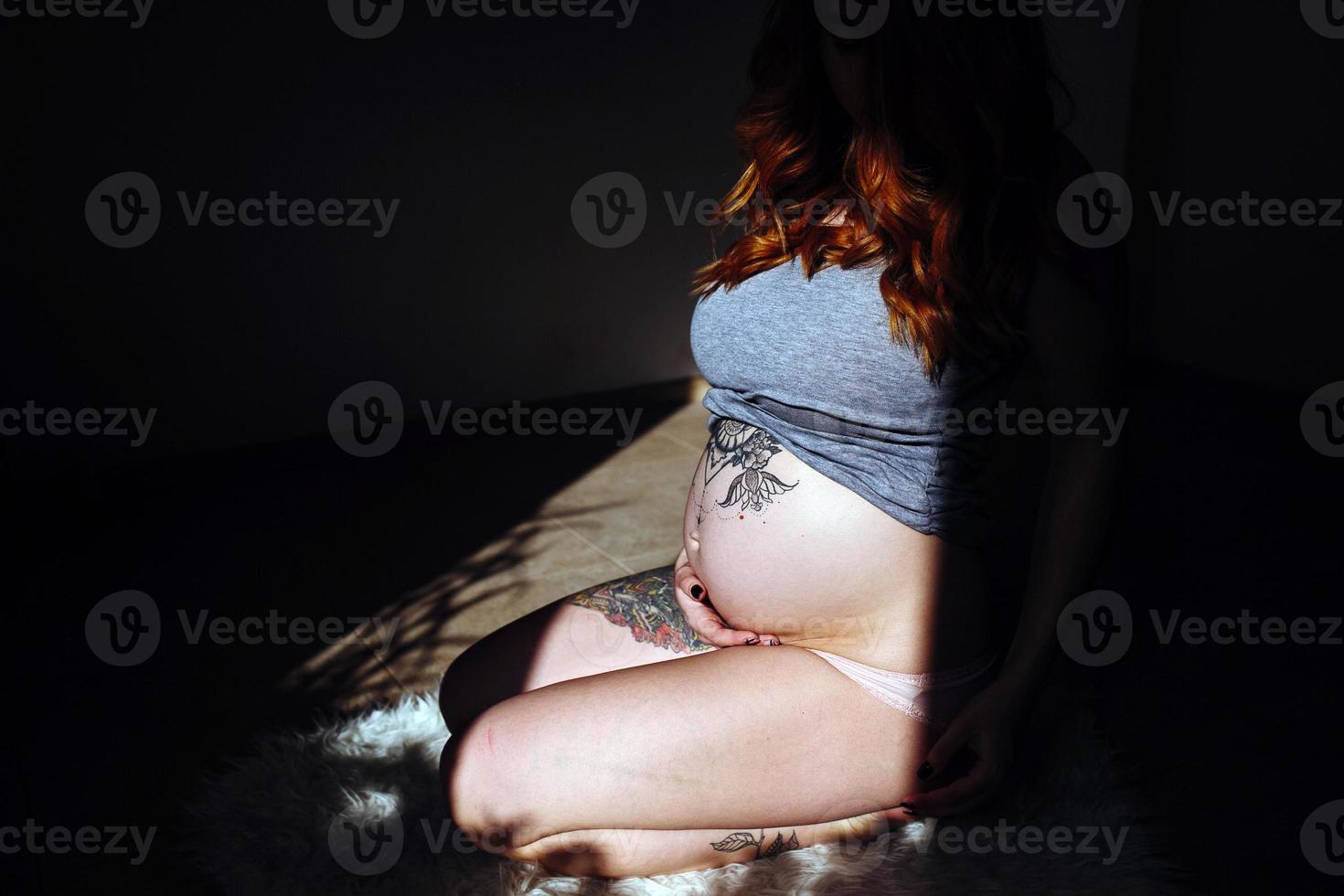 jeune femme enceinte photo