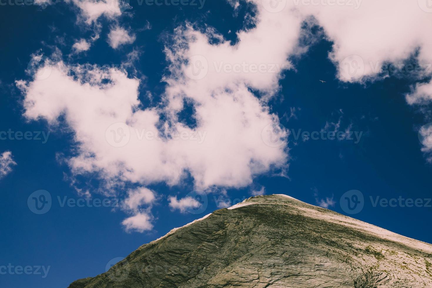 un paysage dans les montagnes avec quelques nuages photo