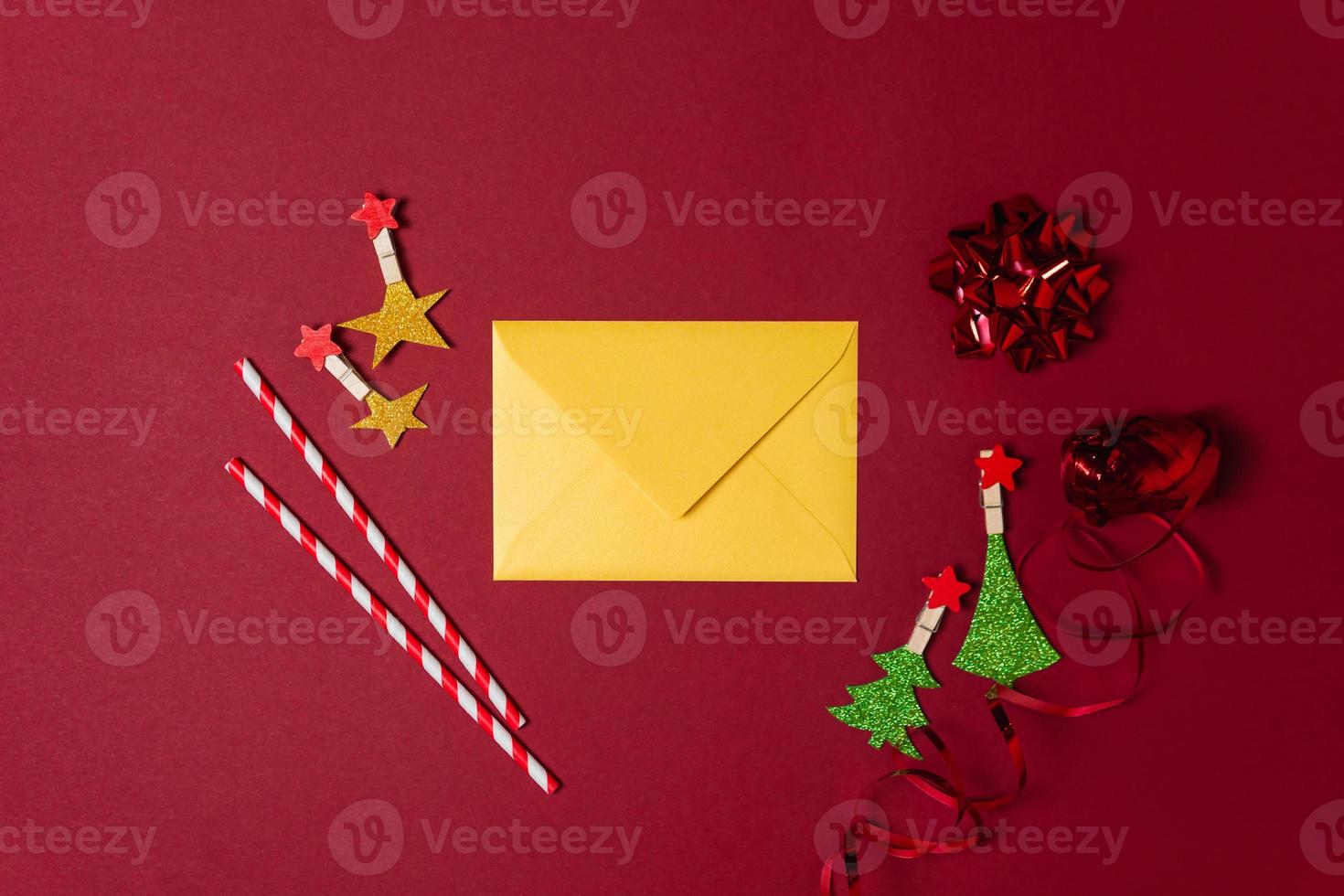 décorations de nouvel an et de noël sur fond rouge, mise à plat. concept de carte de voeux pour les vacances photo