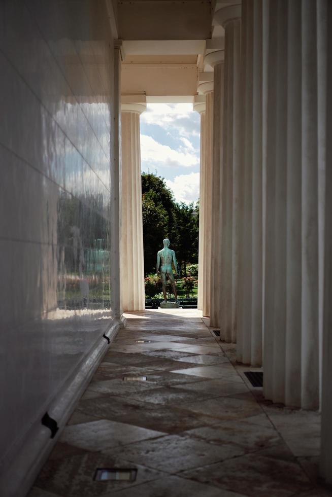 statue en plein air dans un couloir photo