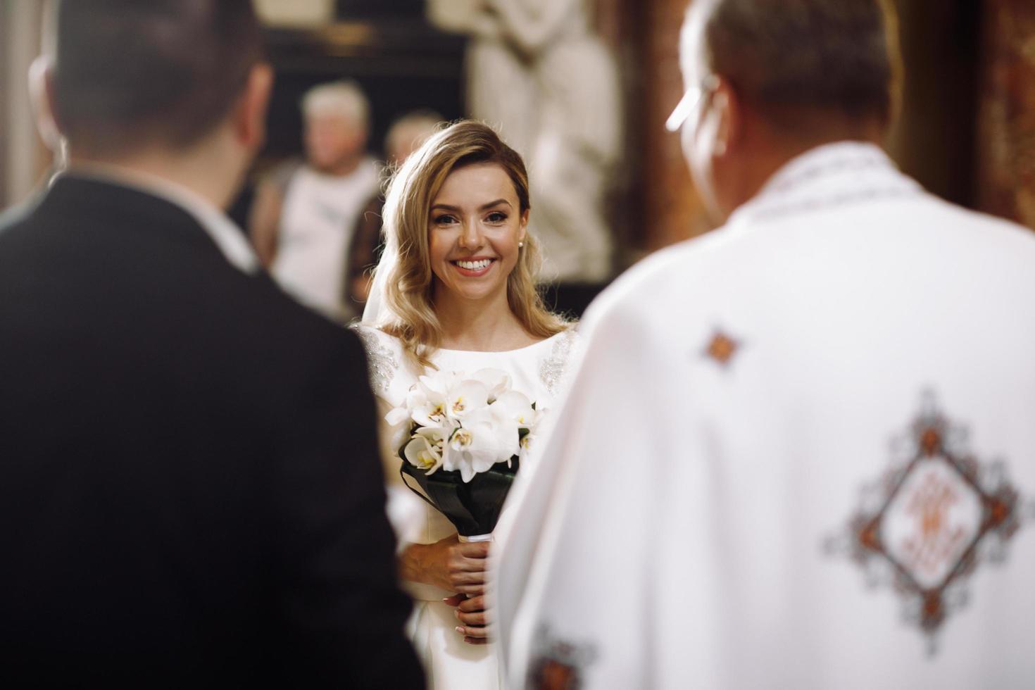 Europe, 2018 - couple se marie à l'intérieur d'une église catholique. photo