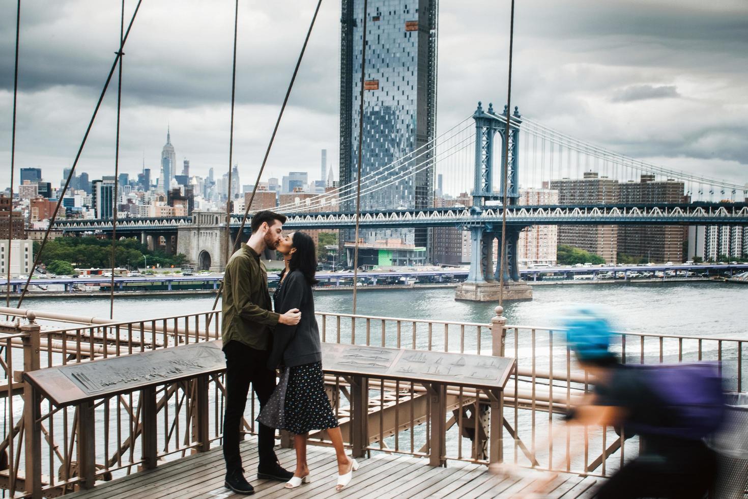 joli couple embrasse à new york city photo