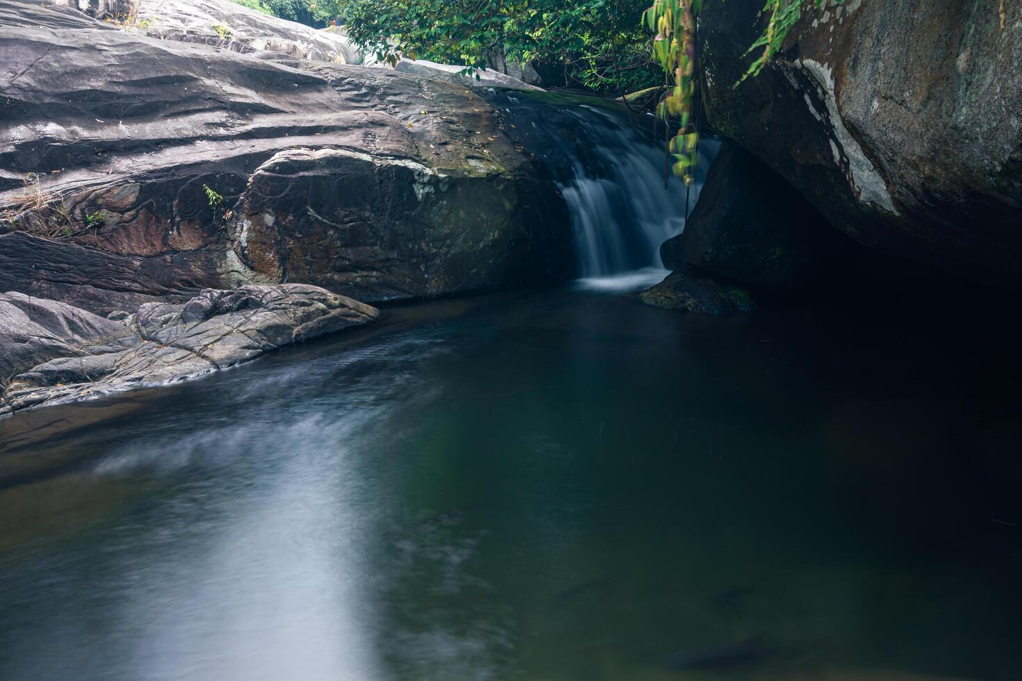 Cascade de Khlong Pla Kang en Thaïlande photo