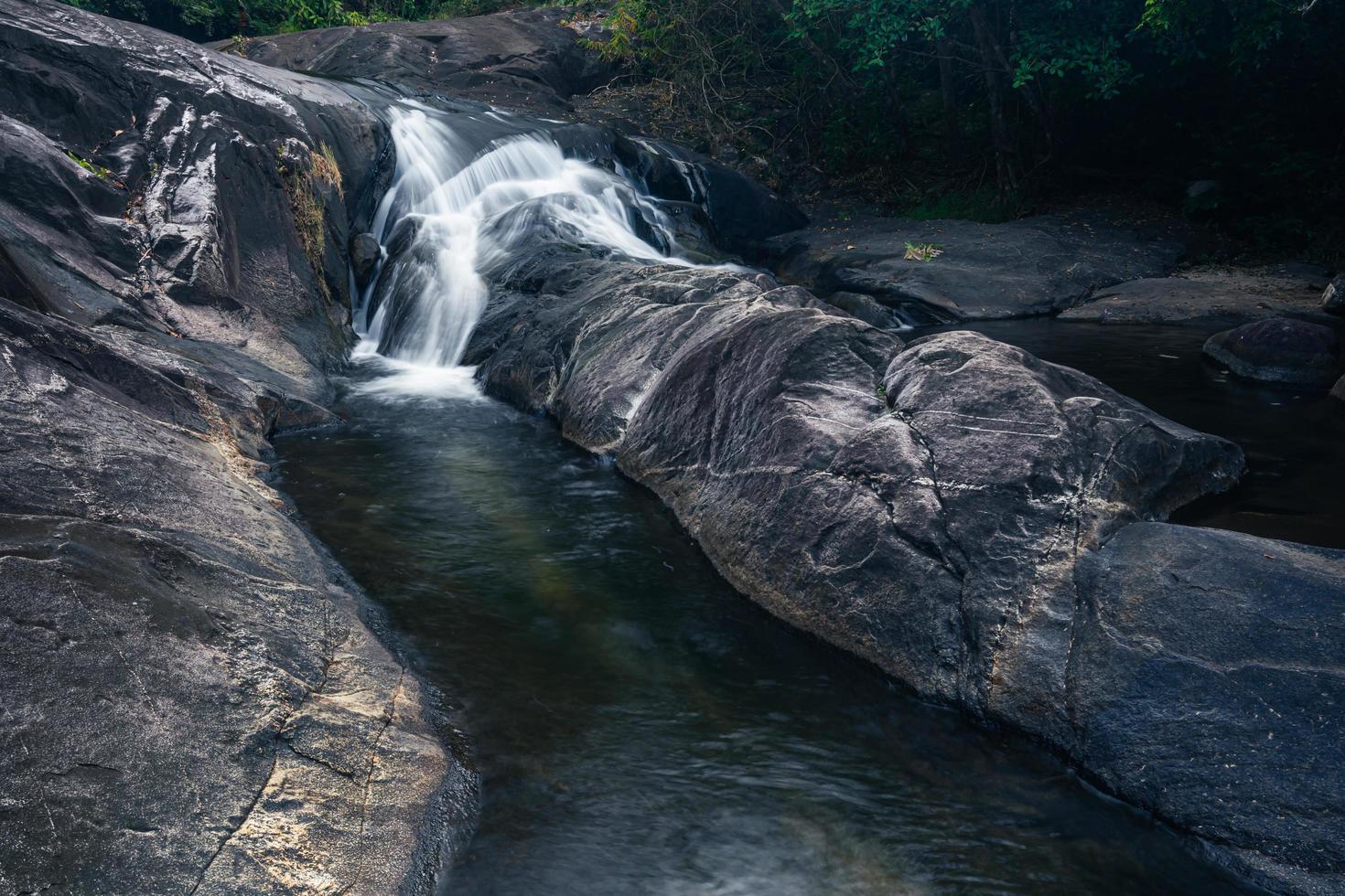 Cascade de Khlong Pla Kang en Thaïlande photo