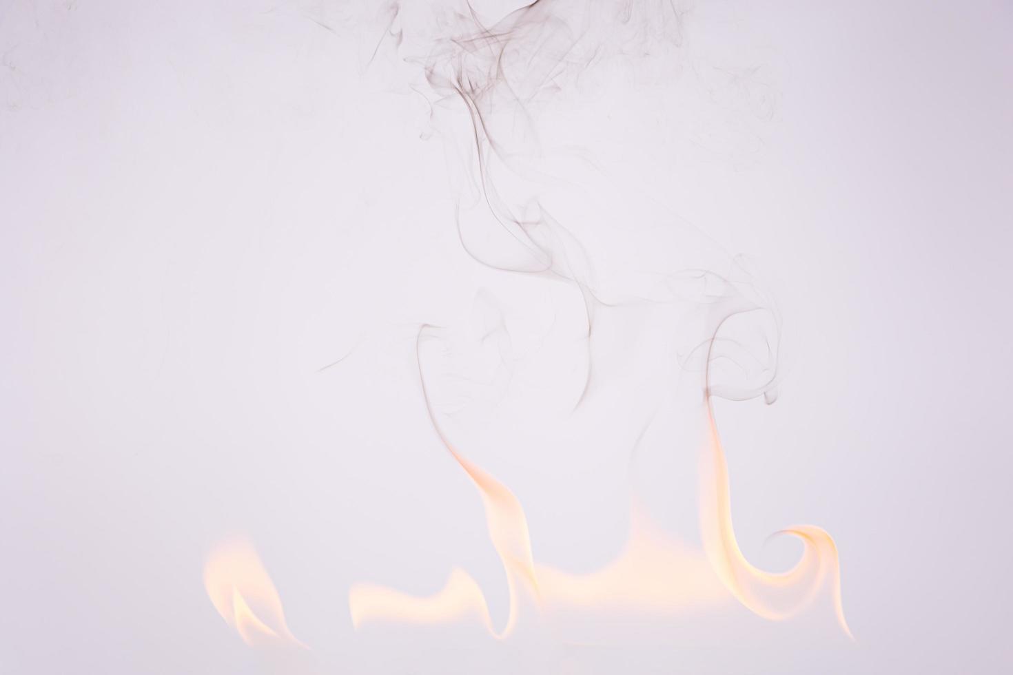 feu et fumée sur fond blanc photo