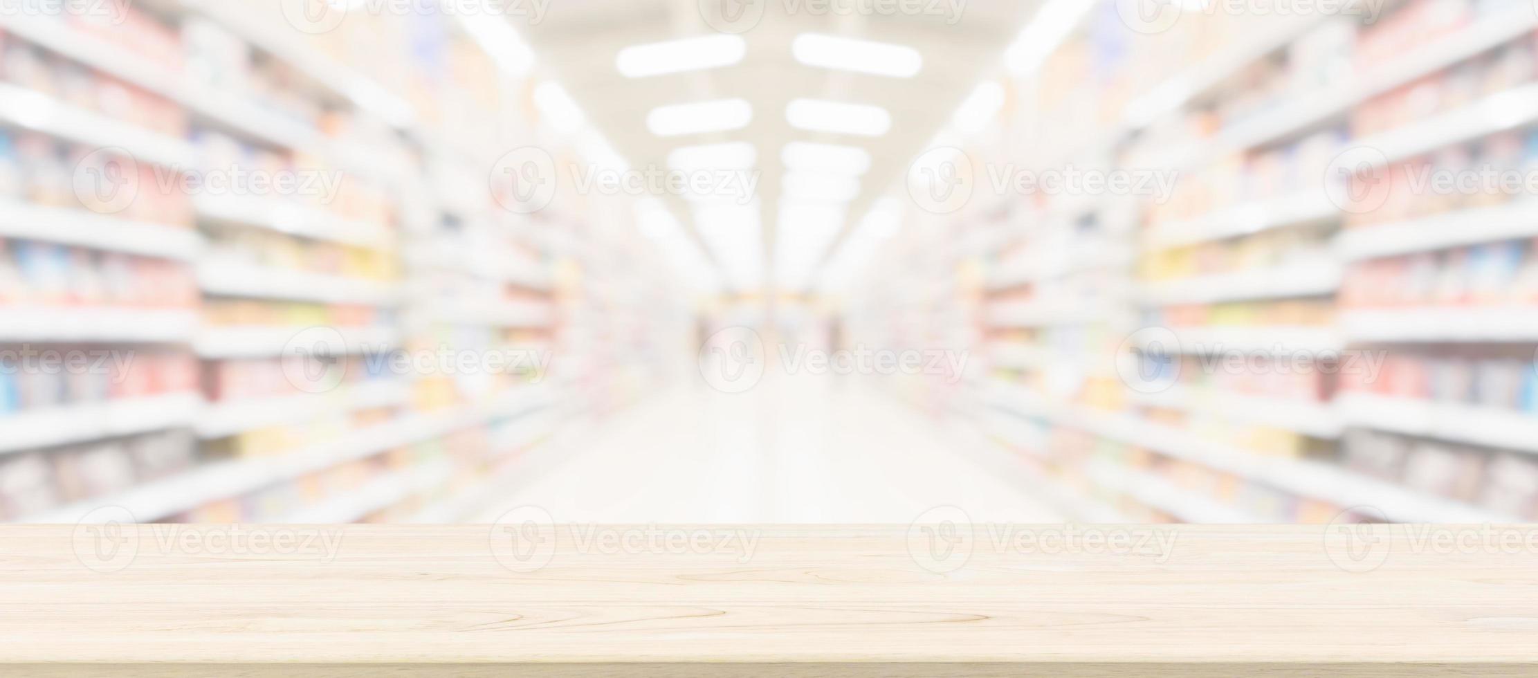 dessus de table en bois avec supermarché épicerie arrière-plan flou avec lumière bokeh pour l'affichage du produit photo