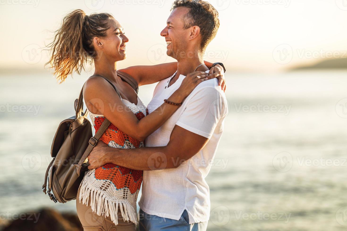 couple dans un câlin profitant de vacances d'été à la plage photo