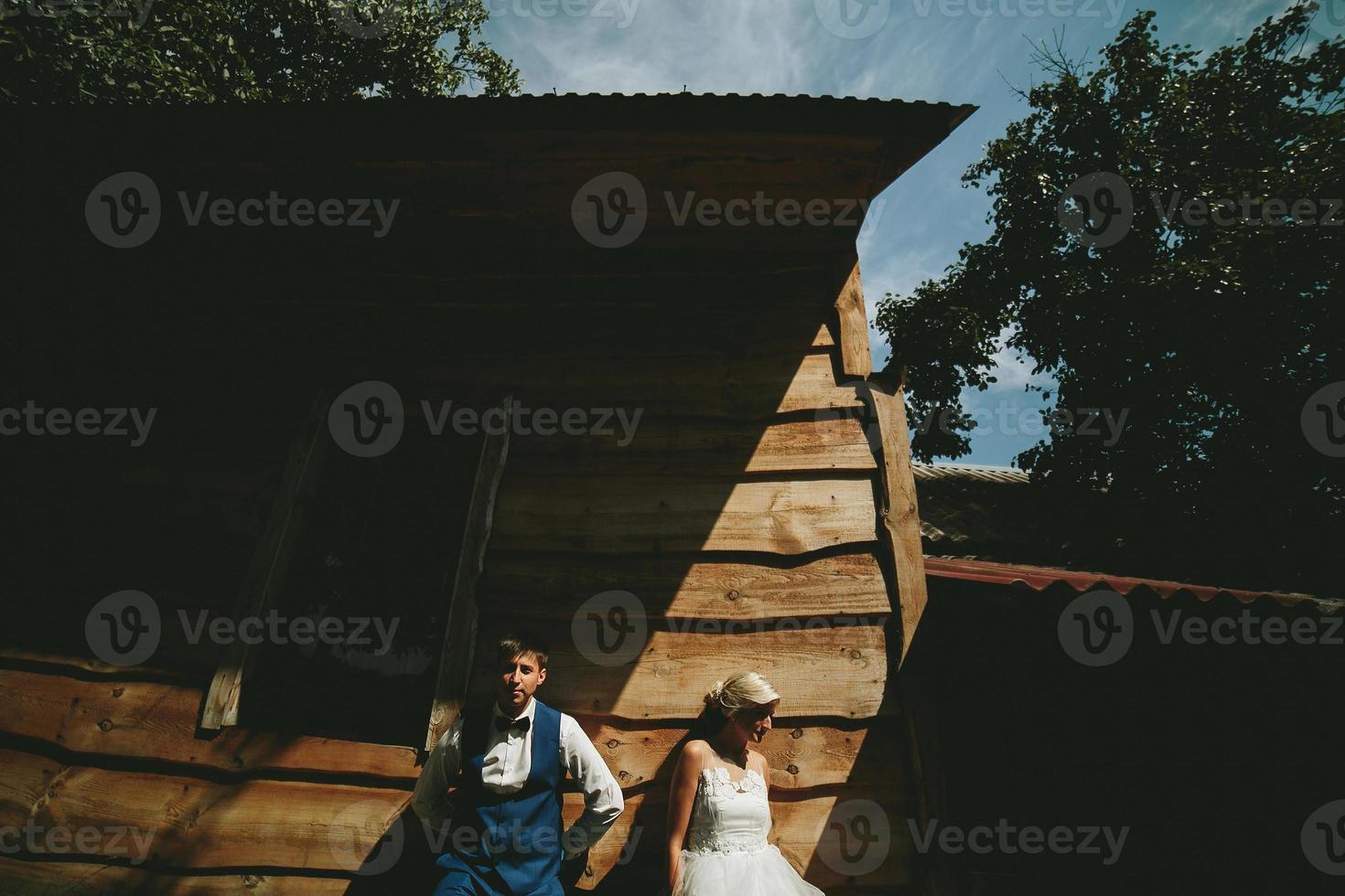 beau jeune couple de mariage se tient près de la maison photo